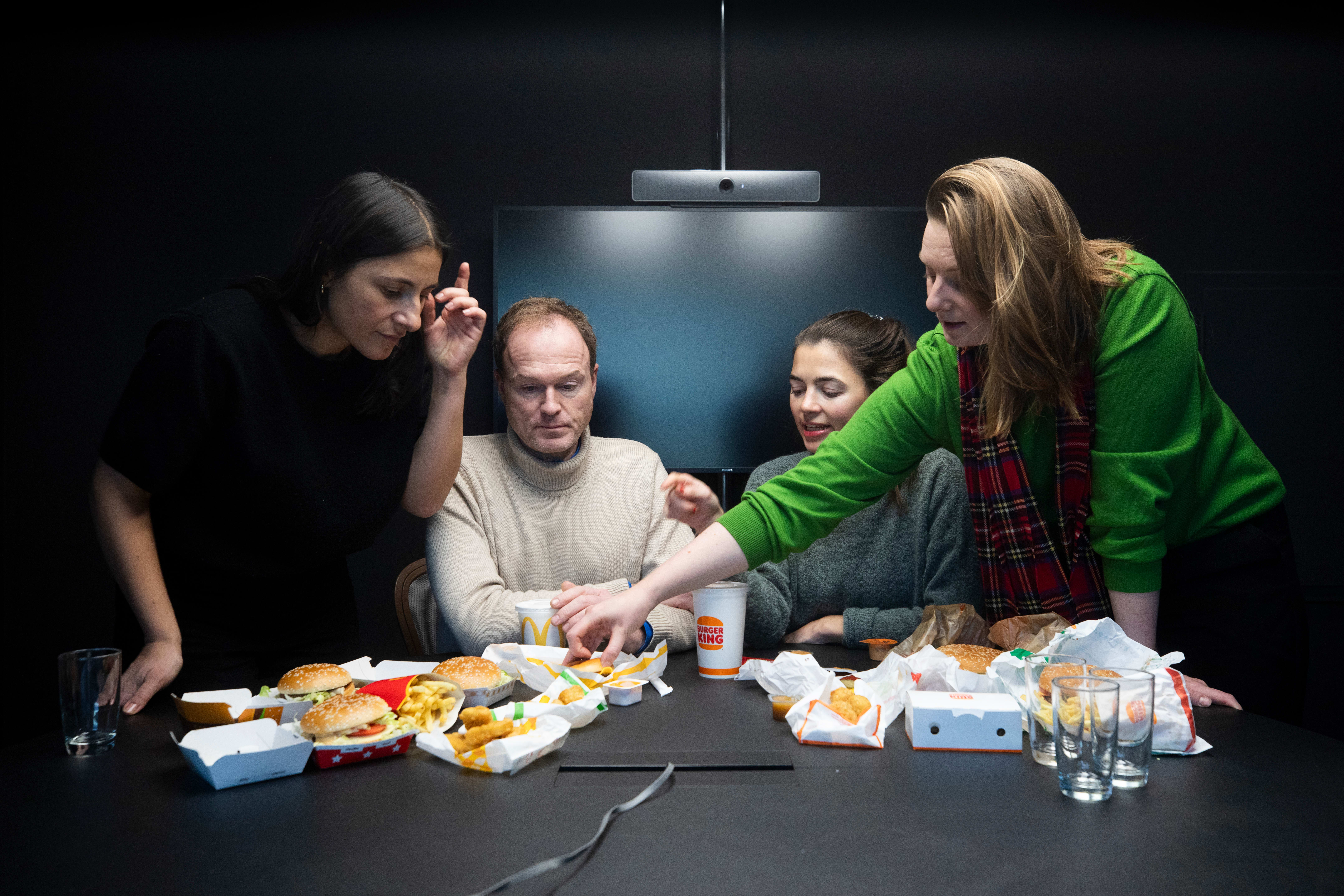 Fire av Vinks restaurantanmeldere har testet og sammenlignet de to kjedene. F.v. Siran Øzalp Yildirim, Erik Gulbrandsen, Maria Pettrém og Sigrid Gausen.