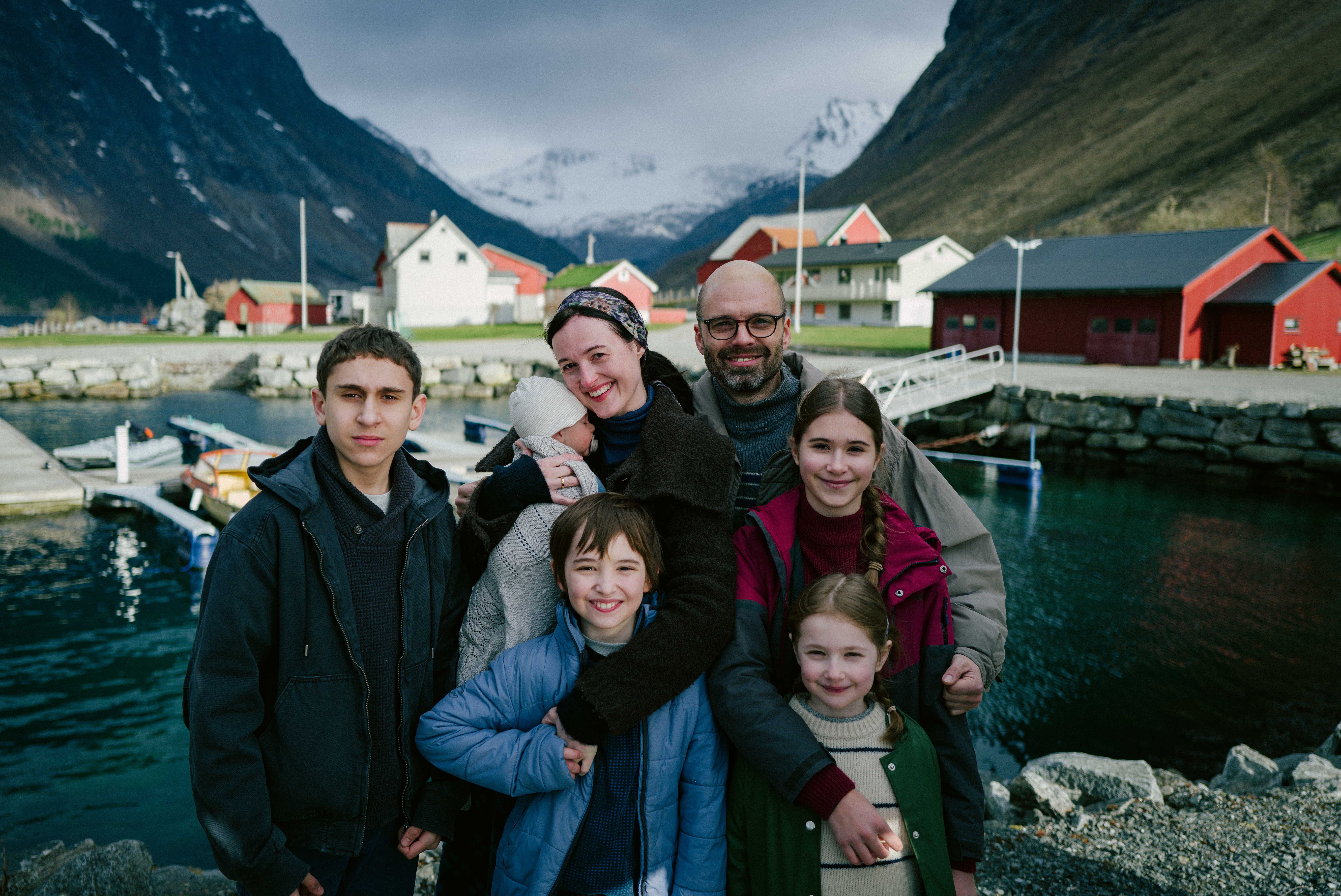 «Fjord» handler om det norskrumenske paret Lisbet (Renate Reinsve) og Mihai (Sebastian Stan), som er foreldre til fem barn og nettopp har flyttet fra Romania til en bygd på Vestlandet.