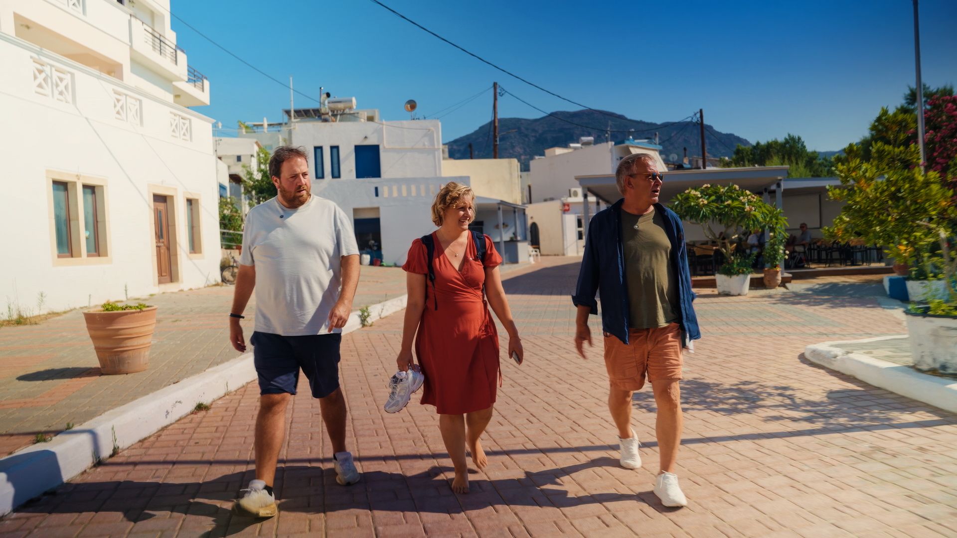 Ronny Brede Aase, Tuva Fellman og hennes far undersøker et hotell som er til salgs. 