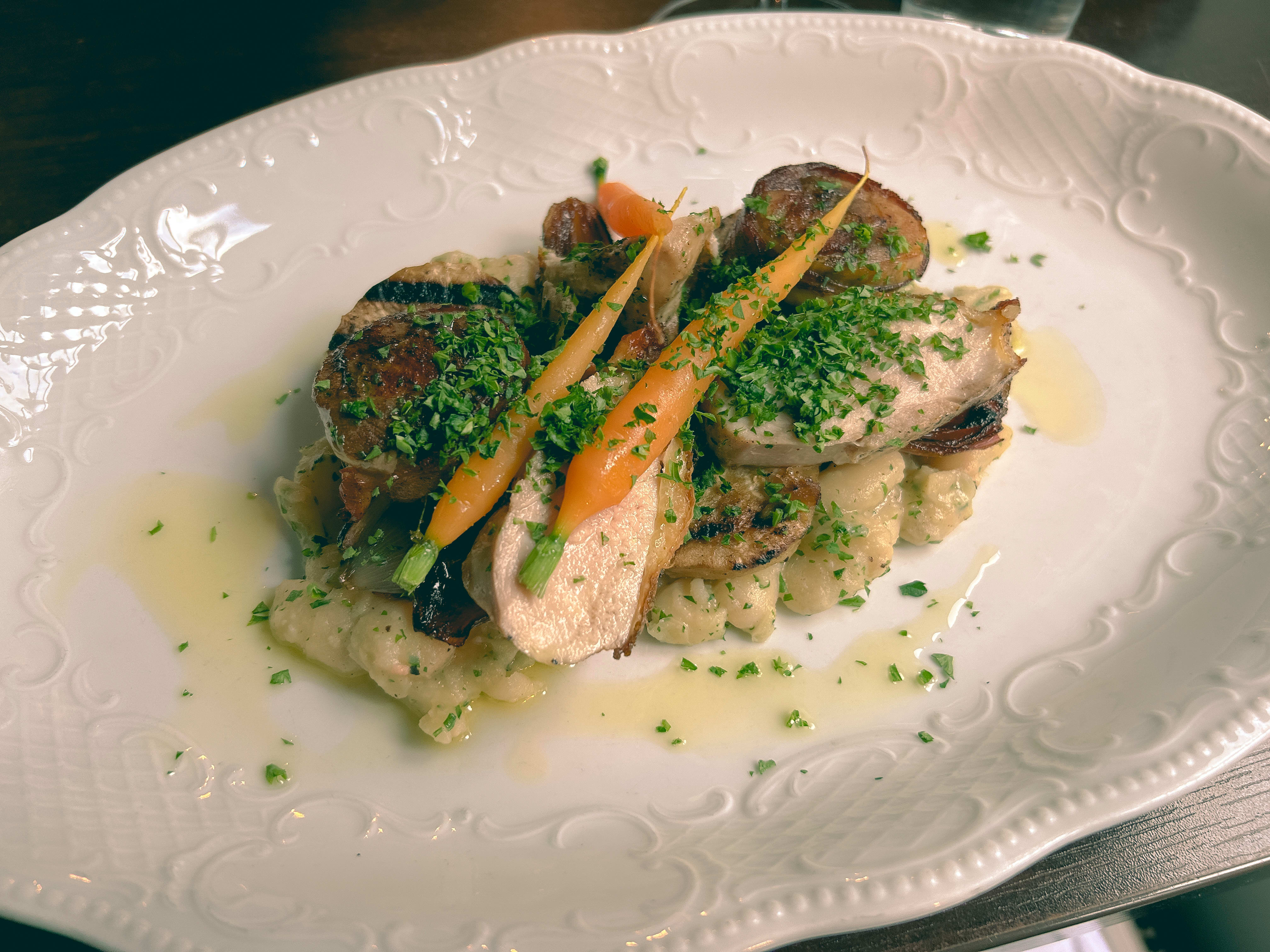 Perlehøne med smørbønner og grønnsaker er en lun og høstlig rett.