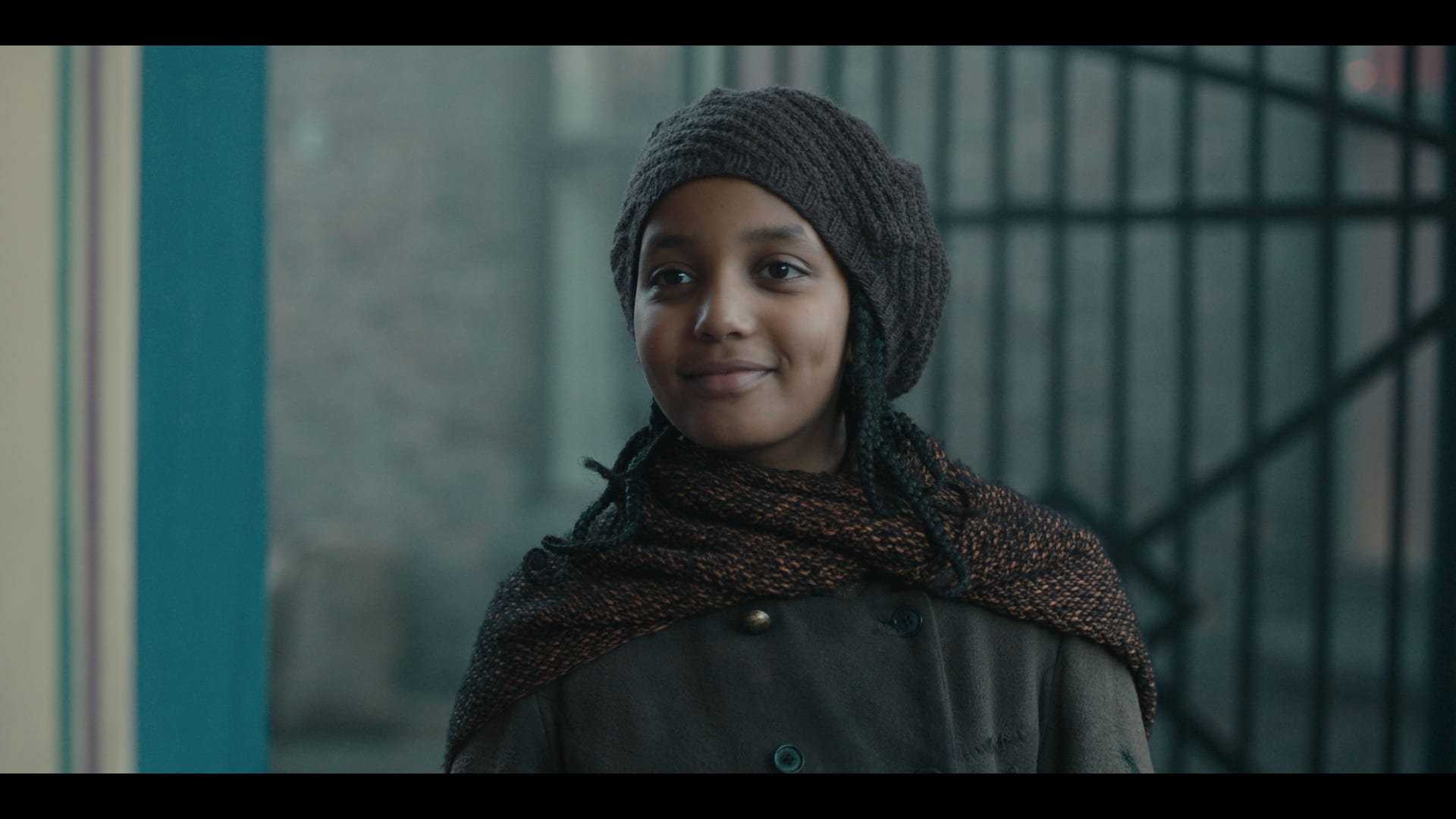 Alle skuespillerne leverer prikkfritt, mener Aftenpostens anmelder. Mehetabel Natnael Hailu (13) fra Oslo spiller Gabrielle, en av jentene som bor og jobber i teateret. 