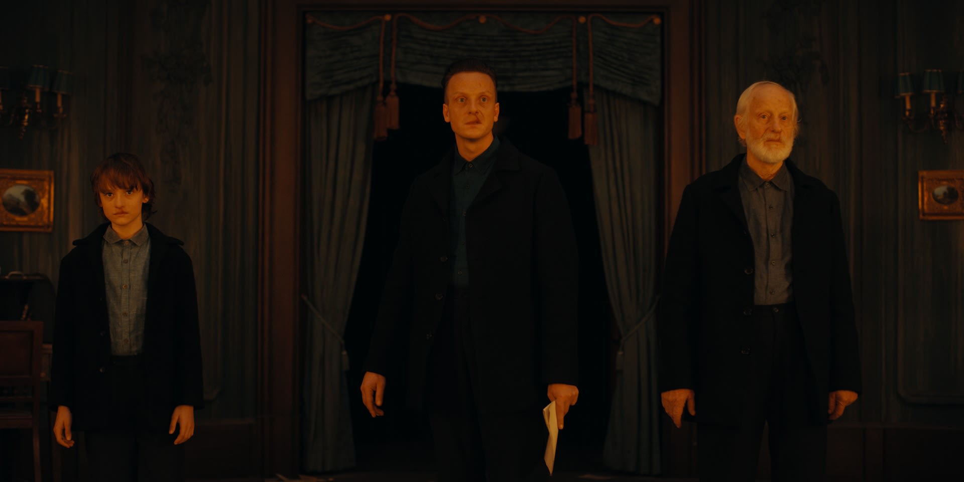 I den tyske Netflix-serien «Dark» drives det mye tidsreise. En morder ender opp som tre forskjellige utgaver av seg selv. 