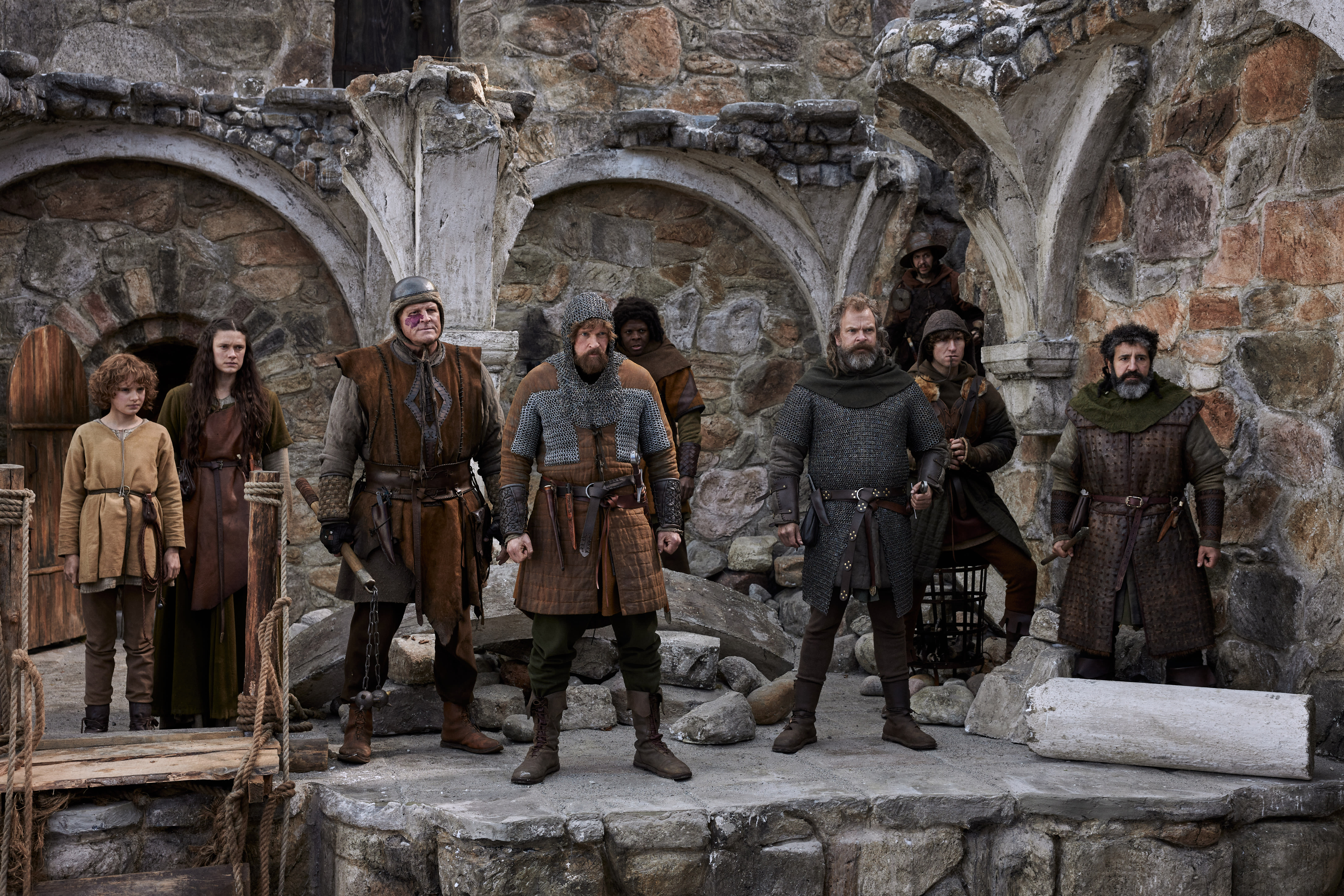 Ronjas far, Mattis, og hans tolv røvere ruster seg til kamp mot erkerivalen Borkarøverne. 