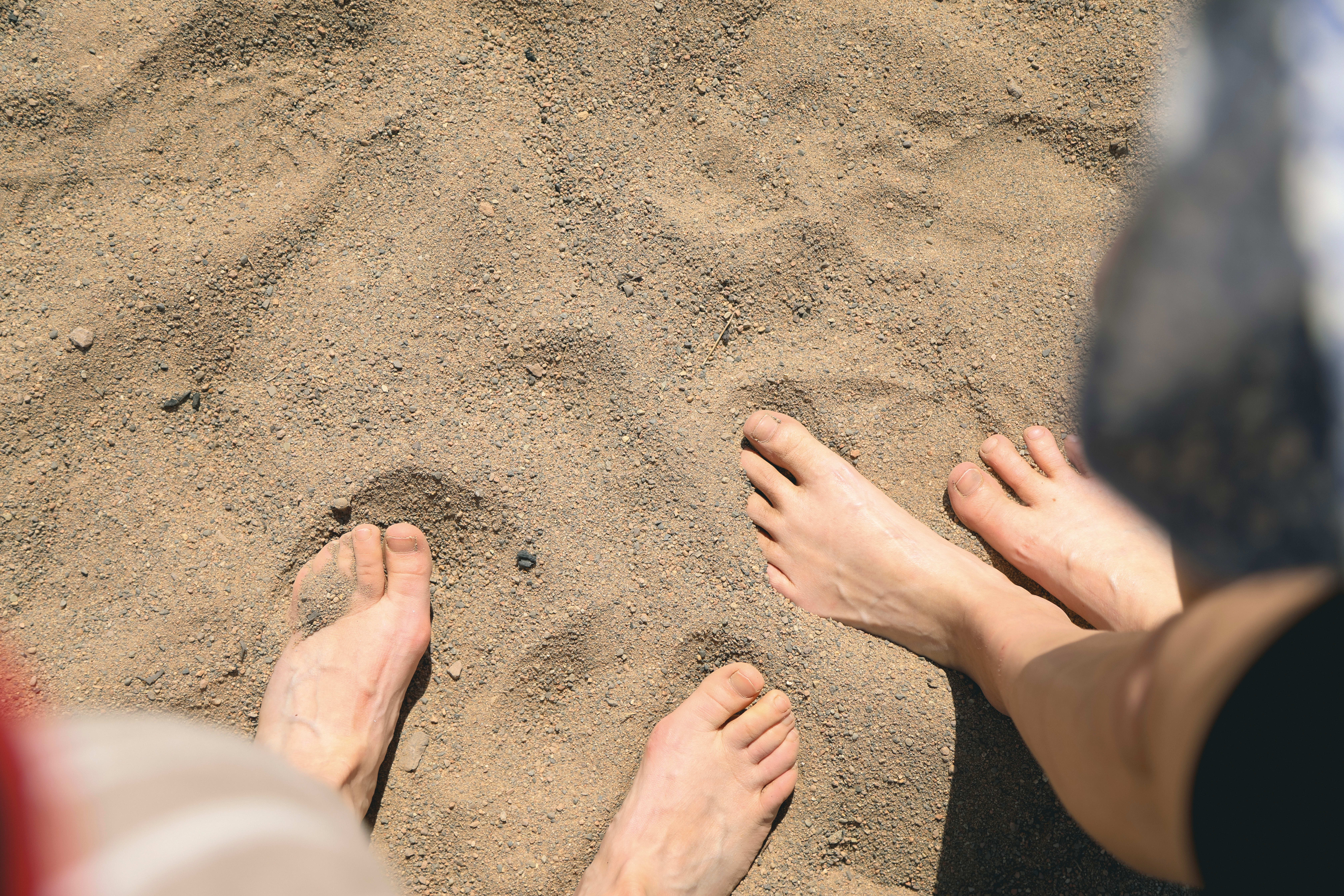 På Hovedøya kan du vandre på fine stier eller kose deg på stranden. Disse føttene er riktignok plassert på Langøyene.