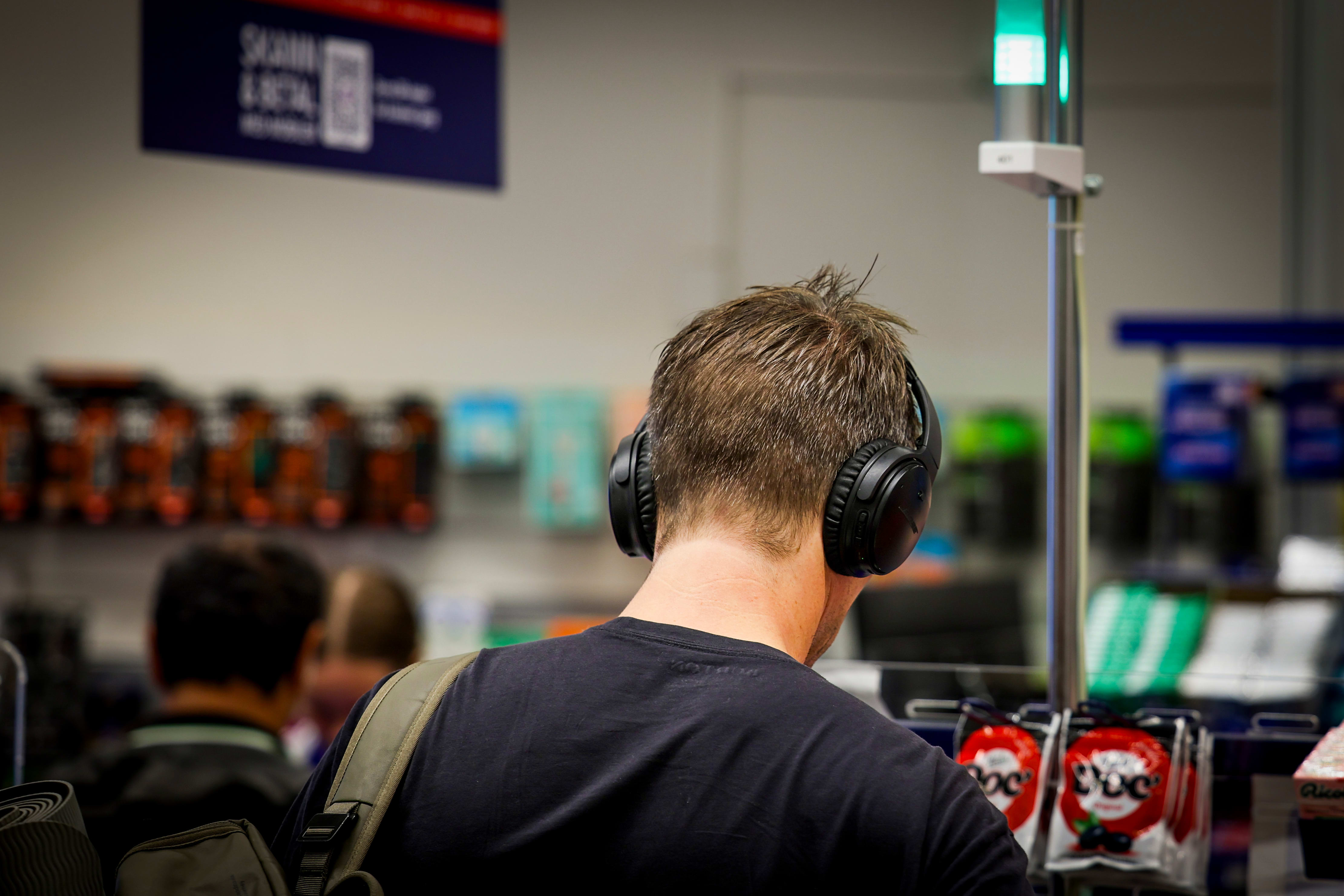 «Airpod-tåken» brer om seg. Sofie Hellevik blir ignorert på jobb. 