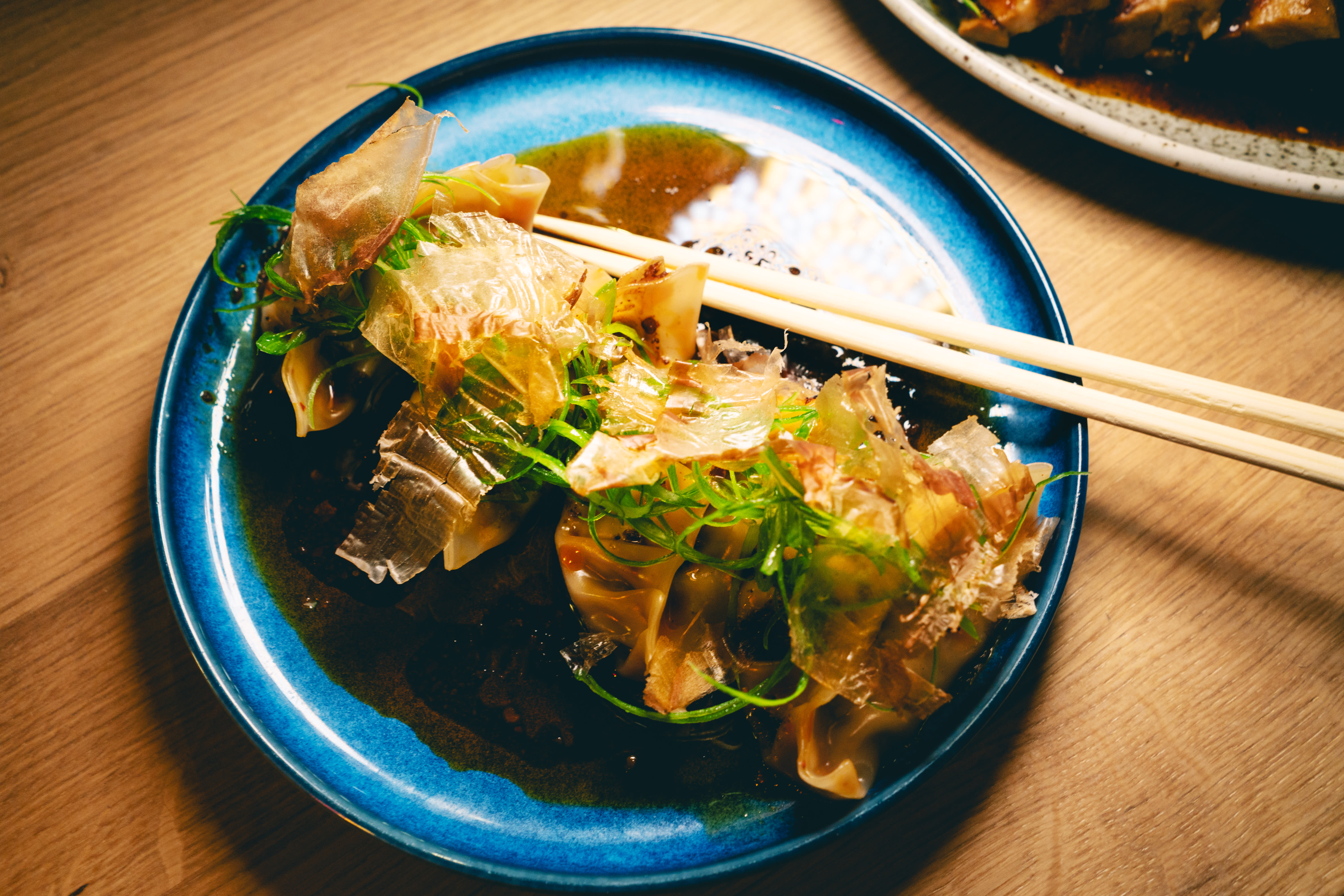 Husets dumplings med en soyabasert saus.