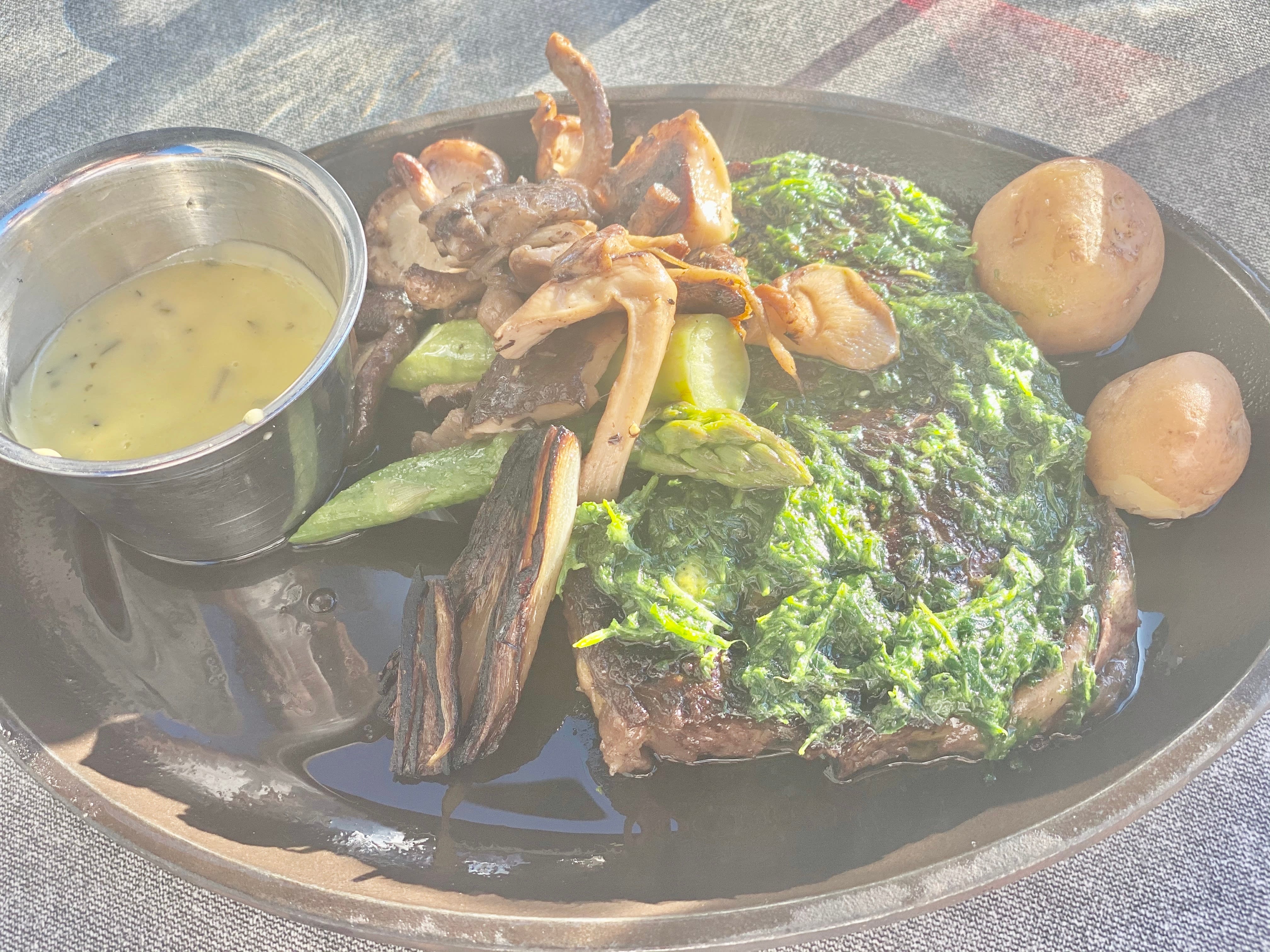 Denne seige retten koster 450 kroner. Det får du en god treretter for på andre spisesteder. 