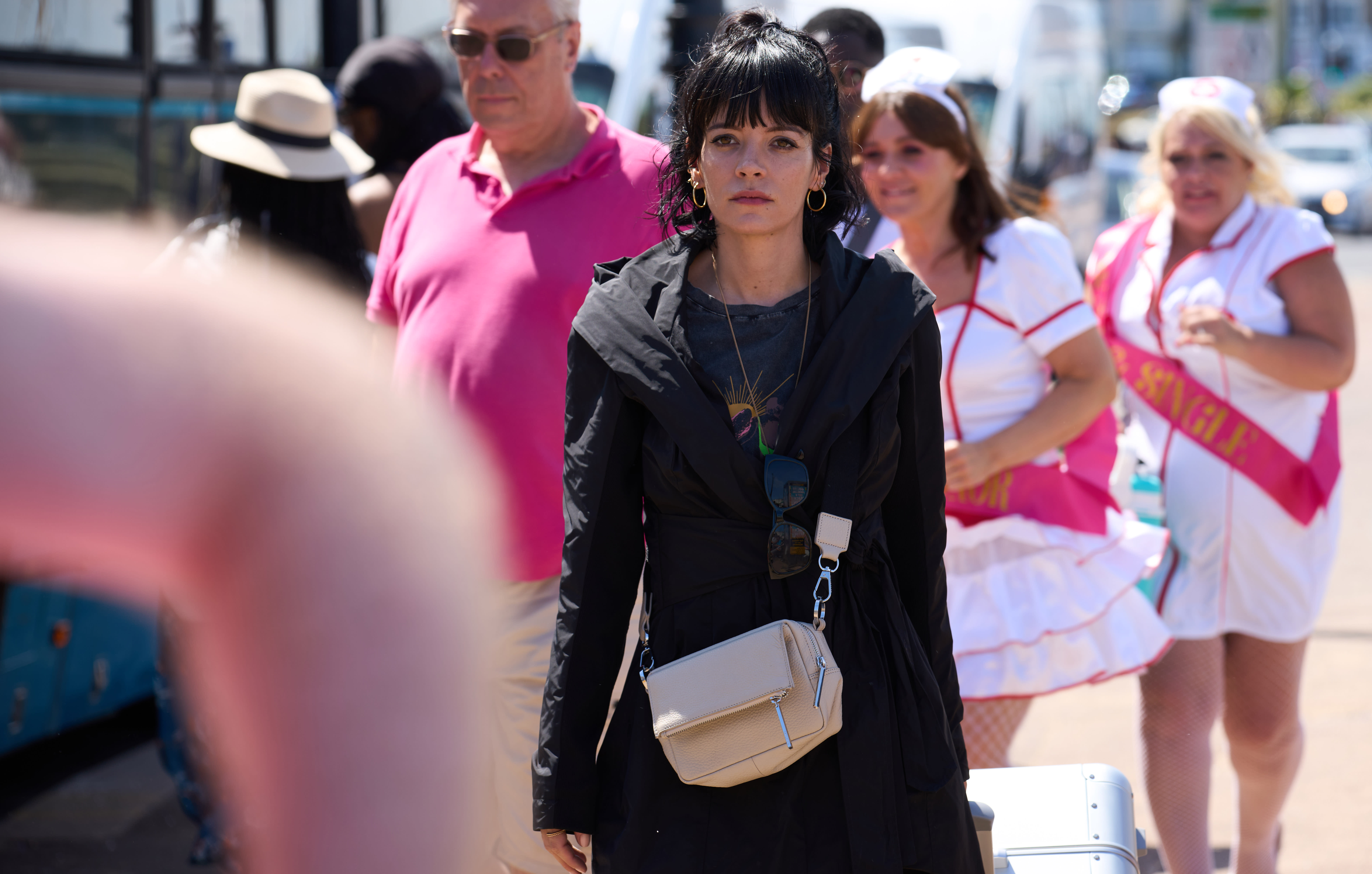 Lily Allen gjør en god figur i serien. 