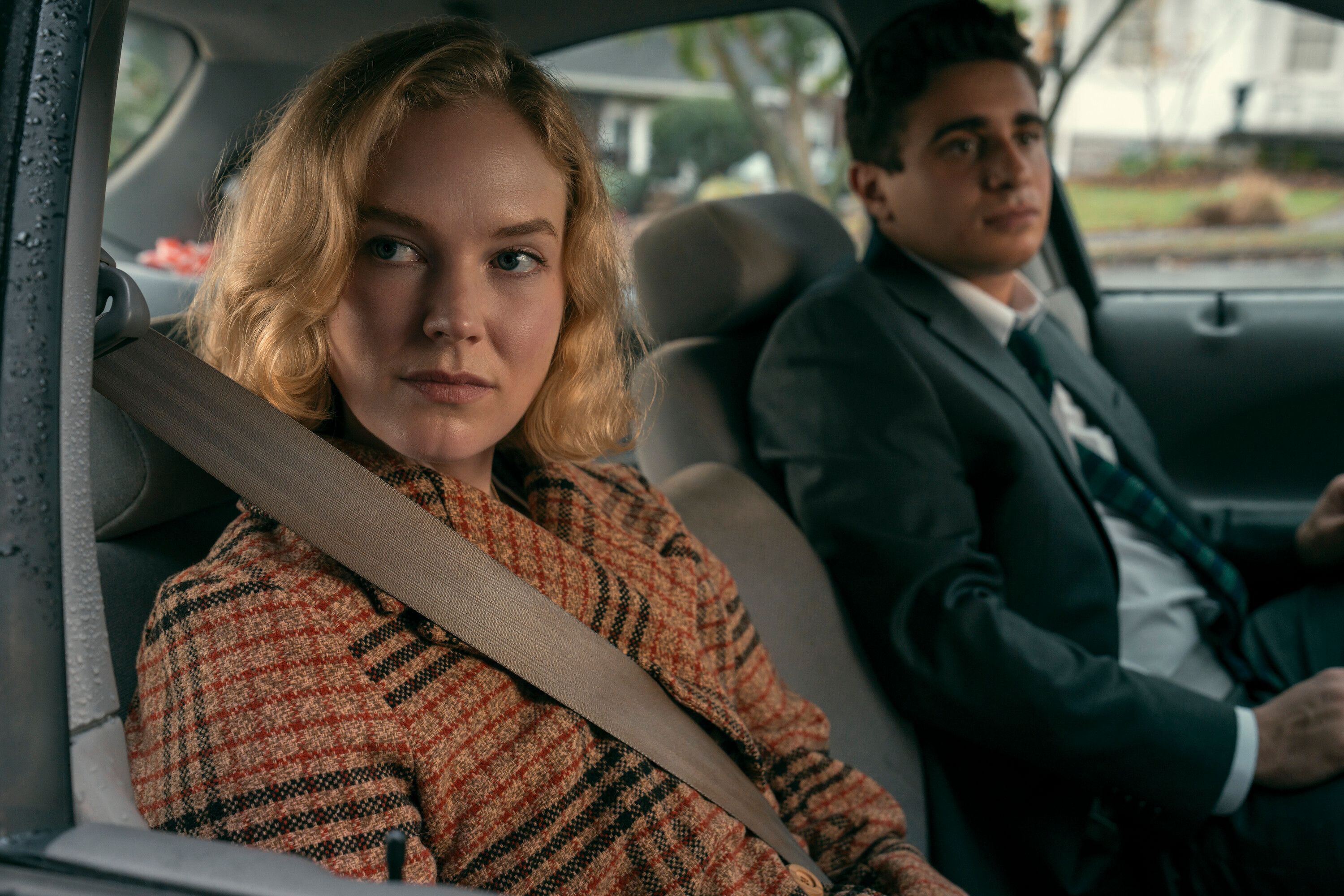 Rosy McEwen spiller Kay Scarpetta som ung. Her er hun sammen med Pete Marino som spilles av Jake Cannavale. Han er forøvig Bobby Cannavales sønn.