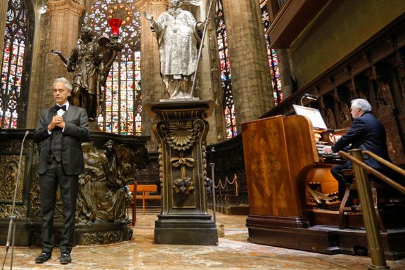 Andrea Bocelli sang for håp i den tomme domkirken i Milano