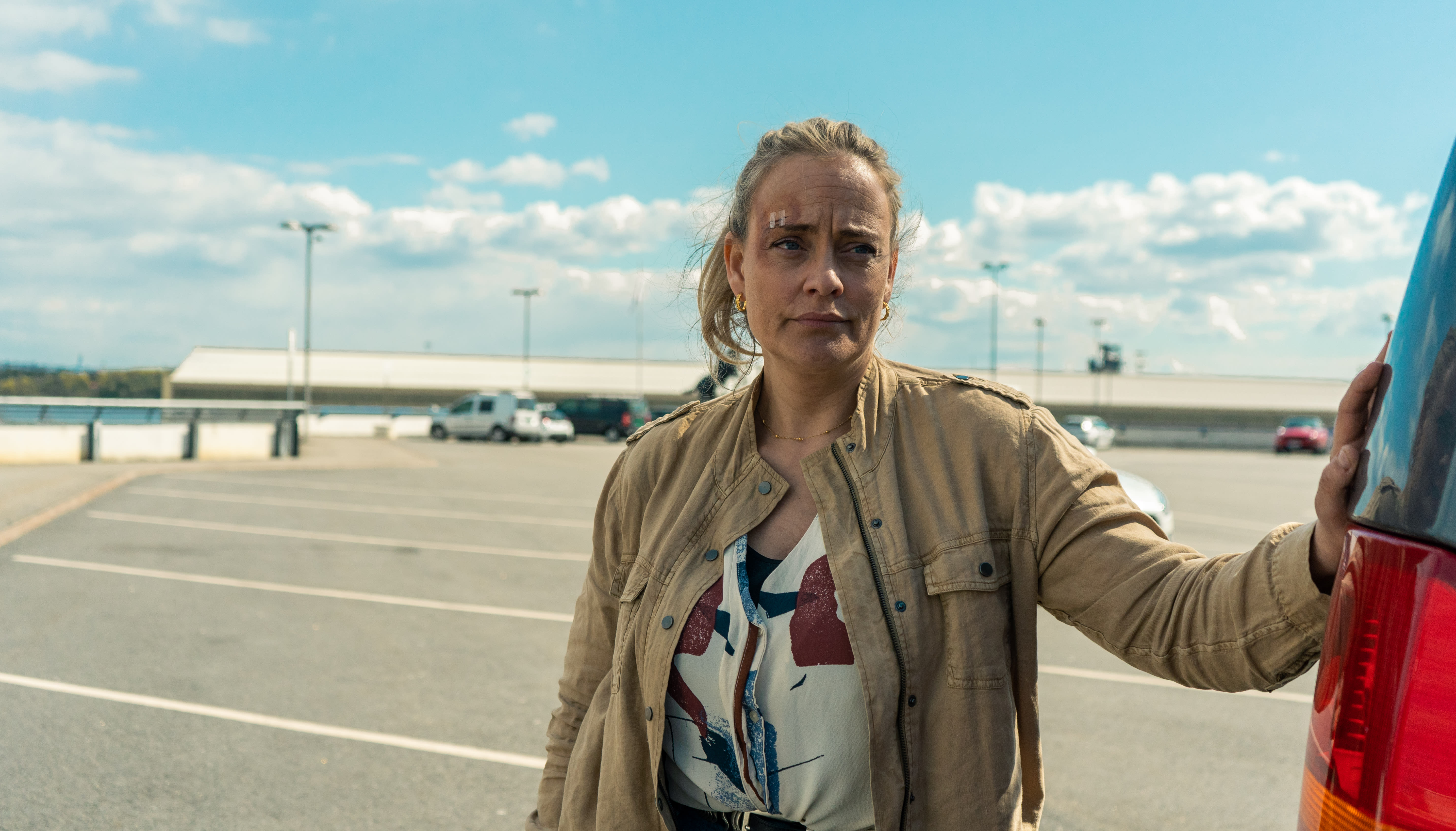 Henriette Steenstrups Pørni får juling på jobben i sesong 2. «Pørni» leverer like mye blodig alvor som lettbent situasjonshumor.