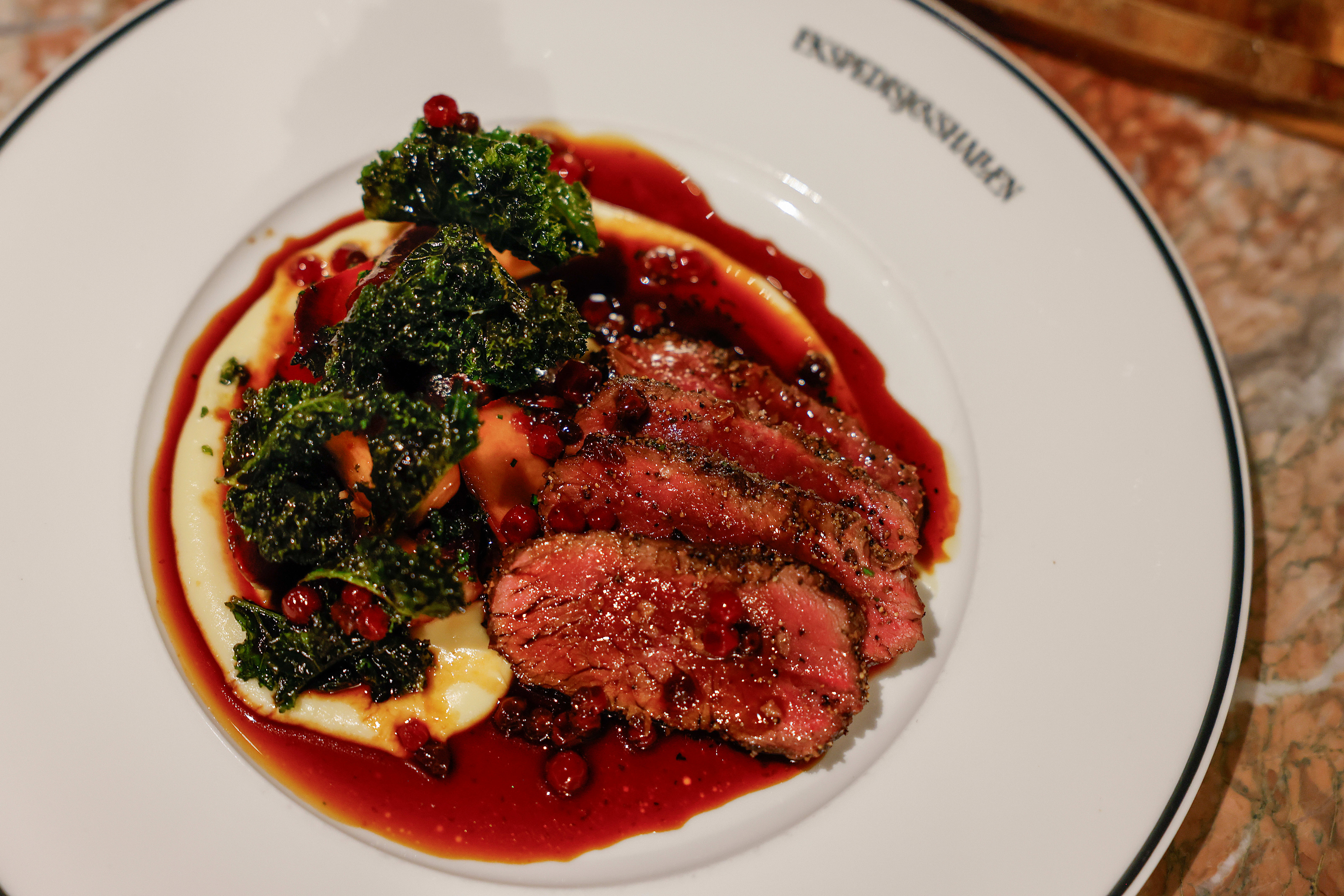 Mør og deilig hjort med rødvinssaus og sellerirotpuré. 