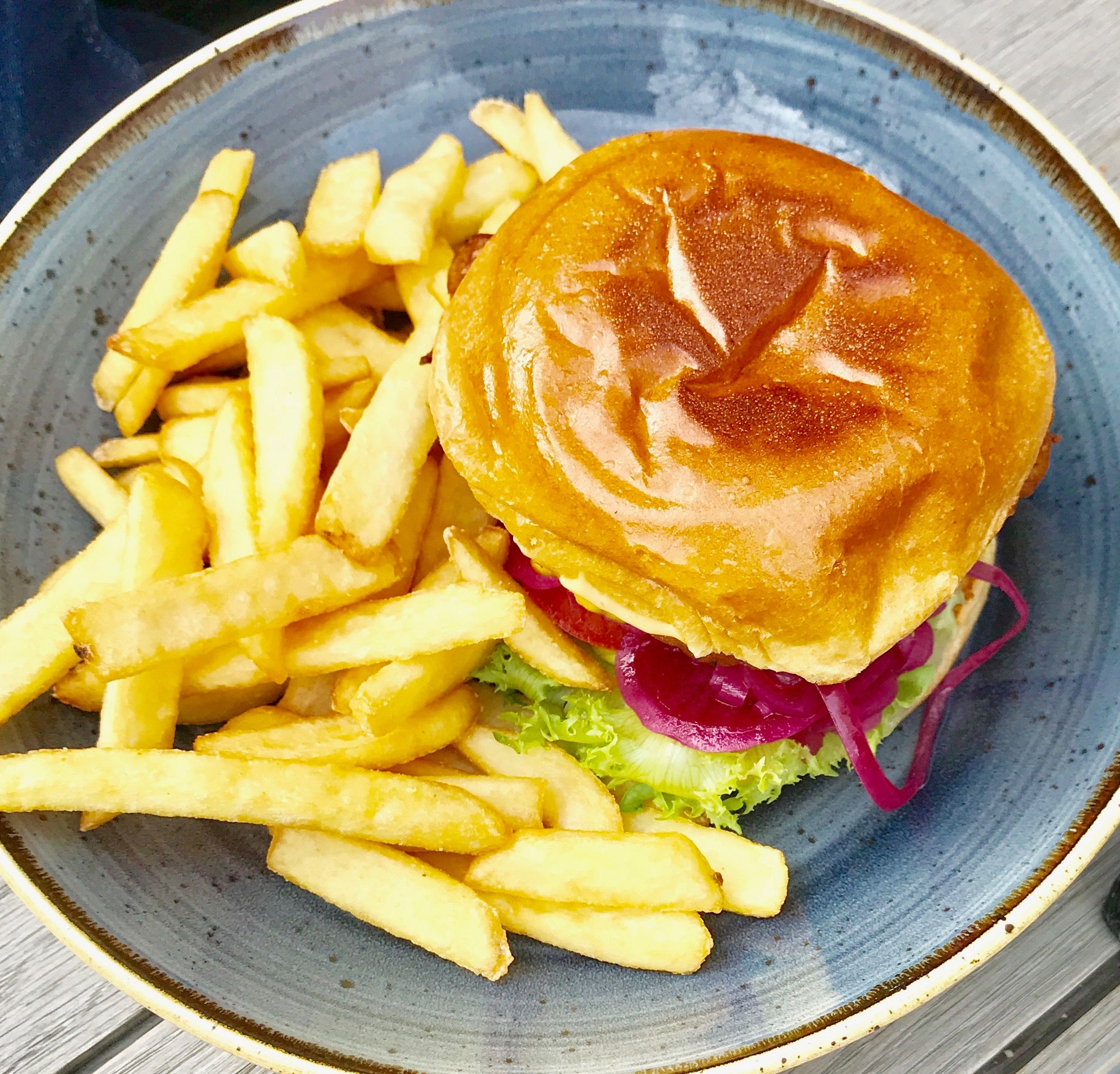 Brukbar burger med godt tilbehør og sprø pommes frites. 