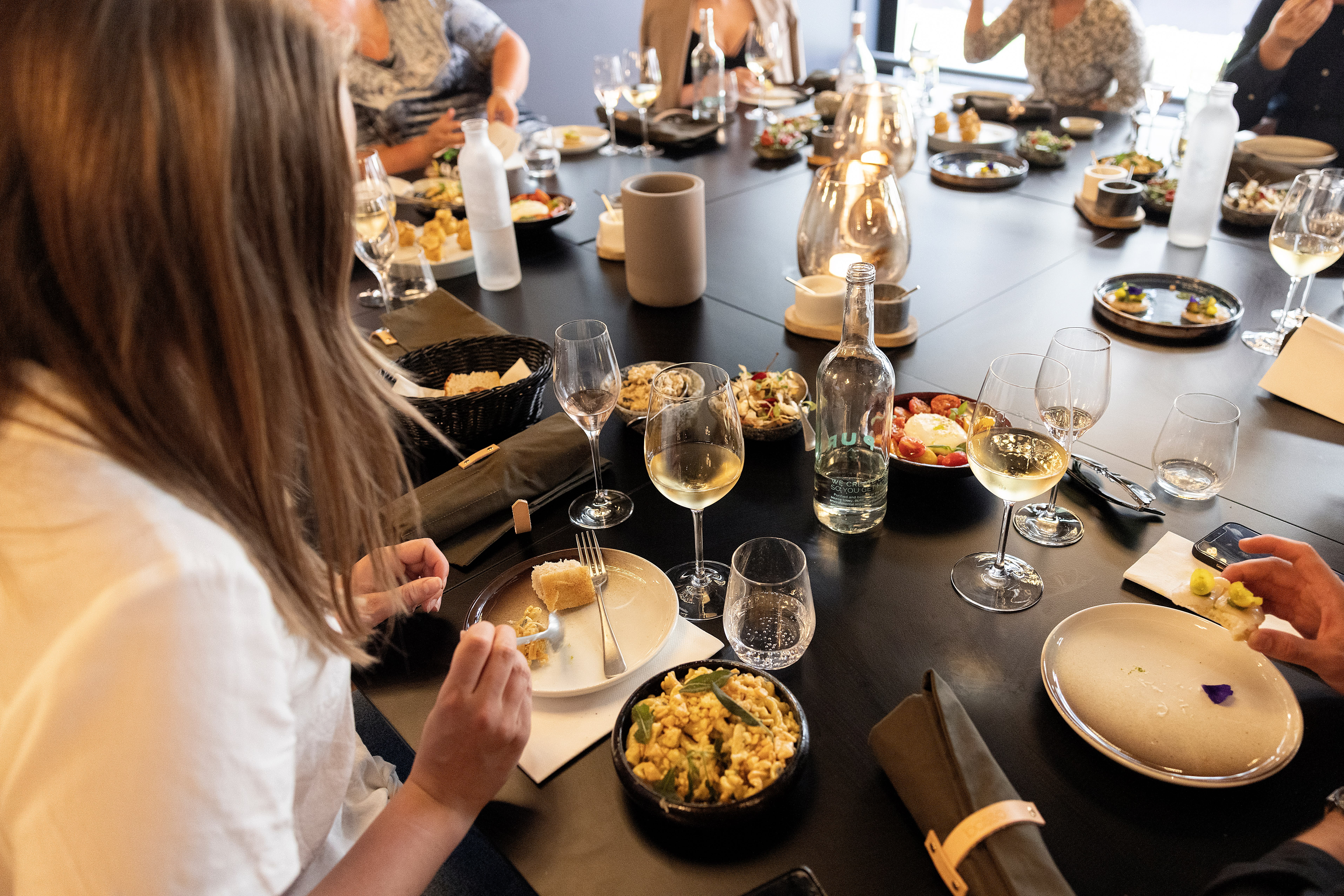 Mange unge gjester hos Basso Social. 