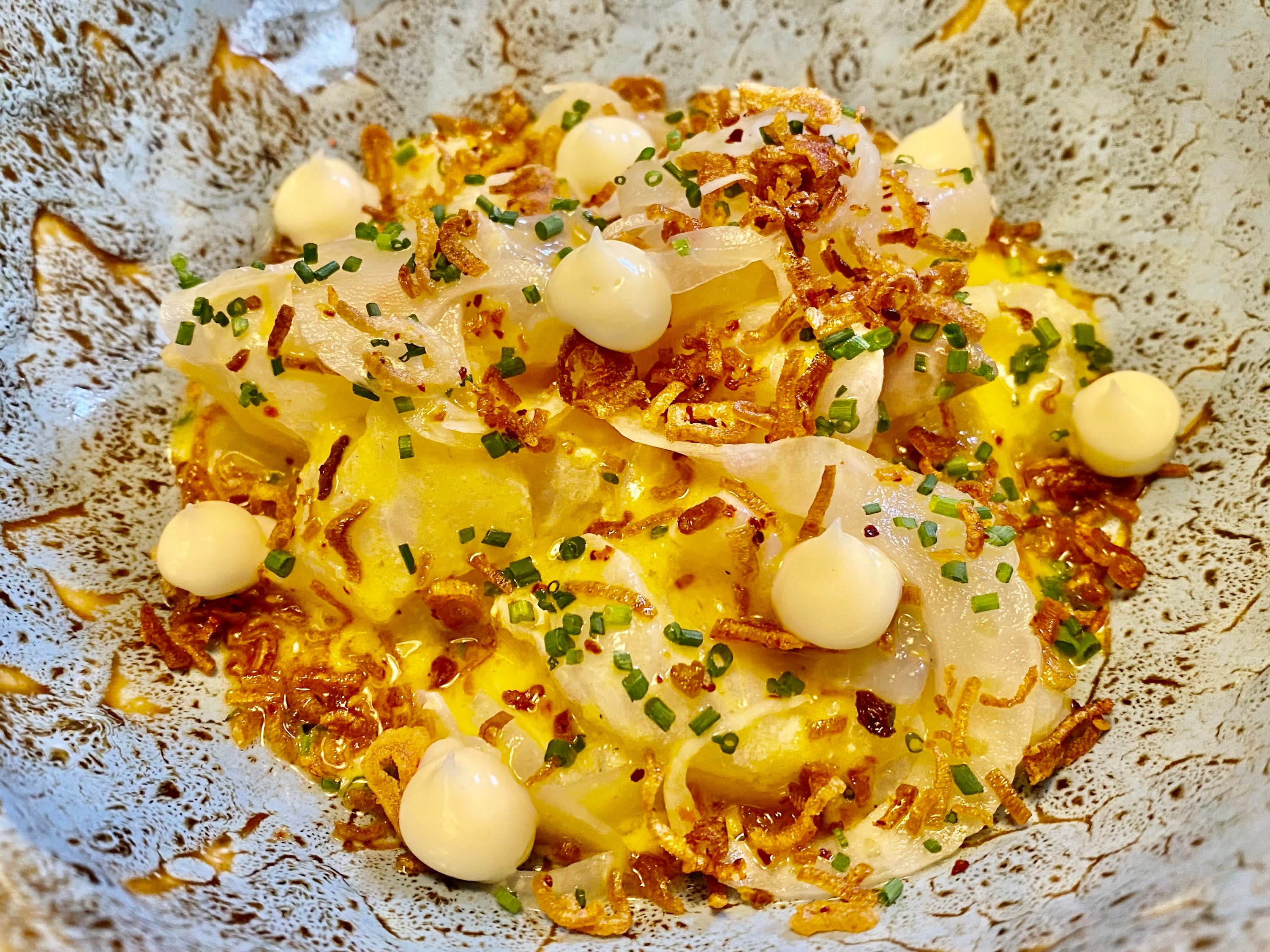 Kveite i syrlig saus og sprøstekt løk. 