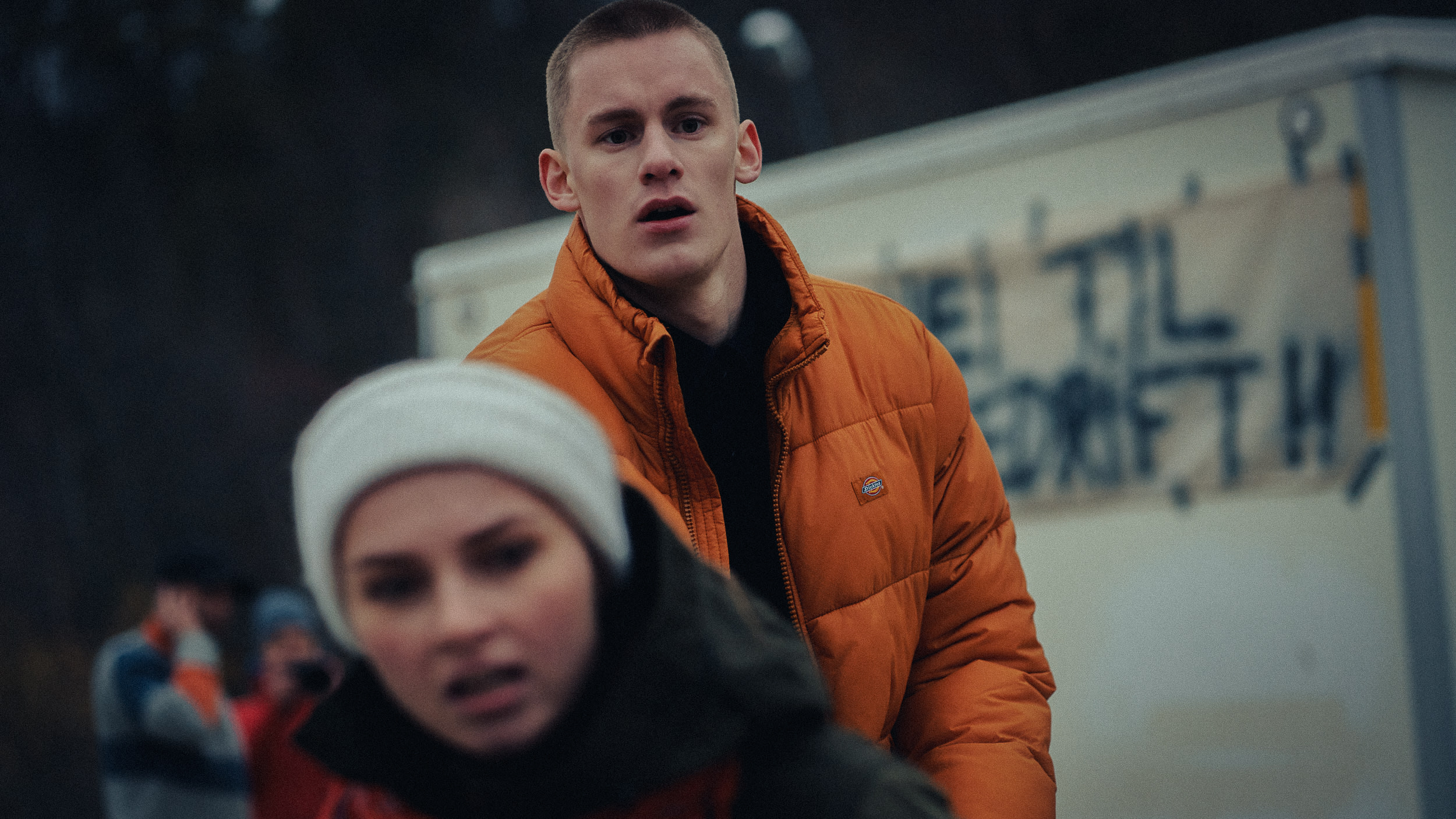 Motpolene Elin (Aili Kristine Eira) og Daniel (Sigurd Kornelius Lakseide) er stormforelsket, men uenige om mye.