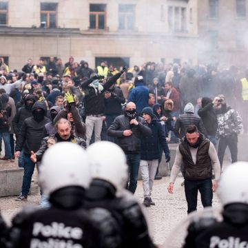Minst 90 pågrepet under demonstrasjon mot migrasjonspakt i Brussel 