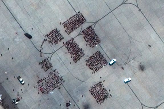 Nå er det blitt fart på evakueringen. Disse firkantene viser at noe stort har skjedd på Kabul flyplass.