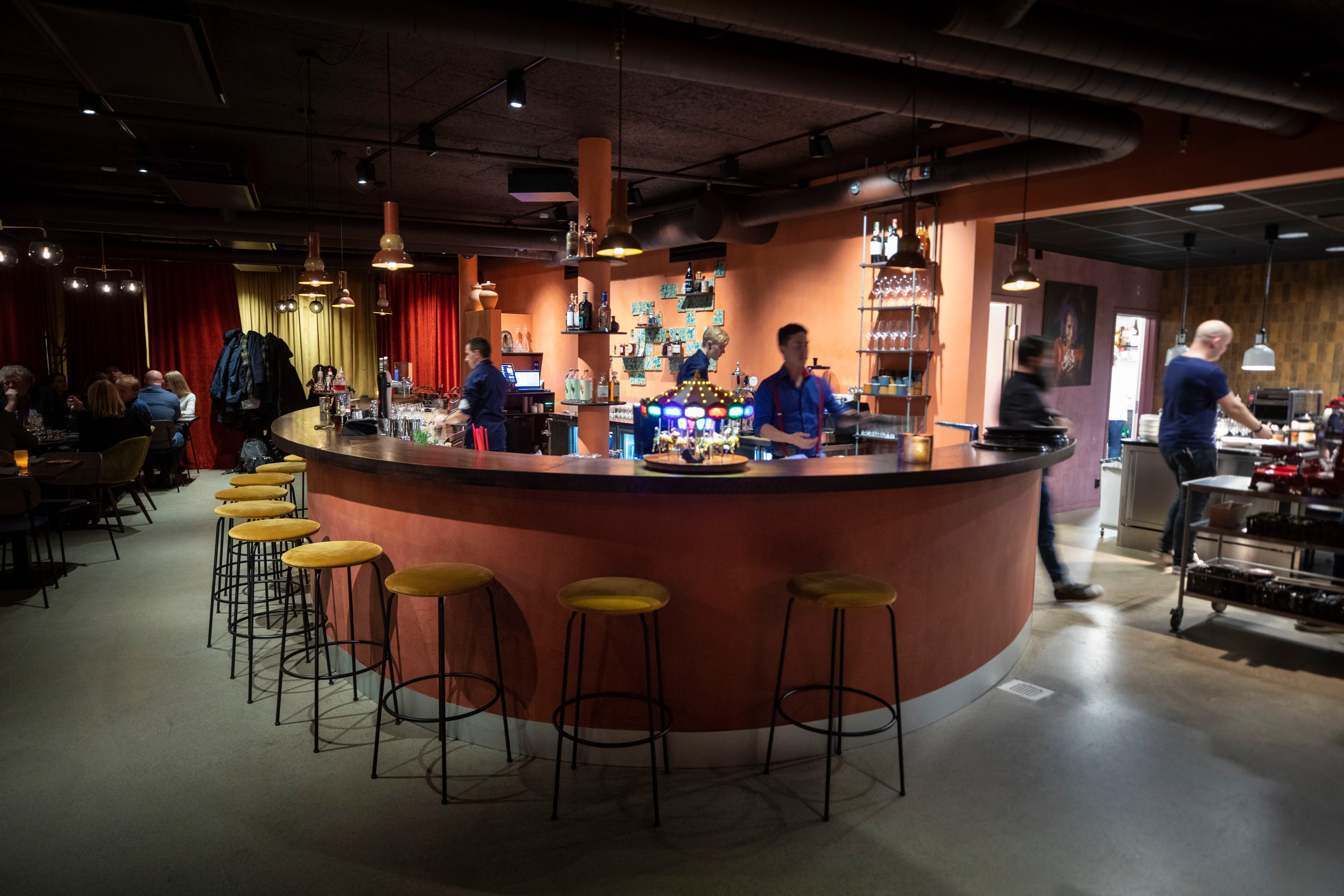 Du trenger ikke spise den store menyen hos Bon Lío. I baren kan du nyte noen småretter. 