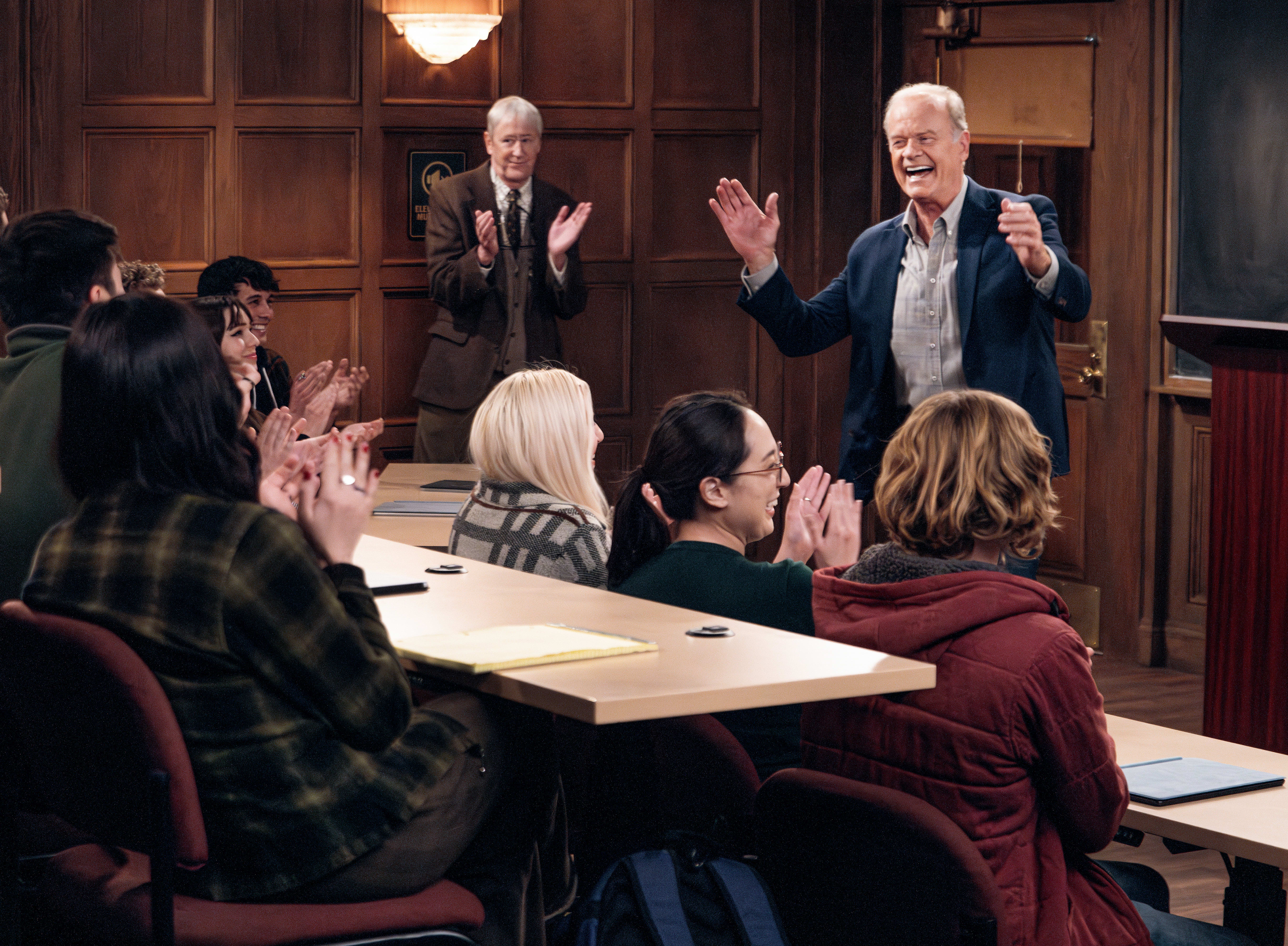  Frasier (Kelsey Grammer) begynner å undervise ved Harvard. Resultatet blir så som så. 