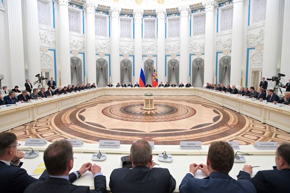 Så mange av verdens rikeste sitter sjelden rundt samme bord. Gjestene til Putin har 1770 milliarder kroner. 
