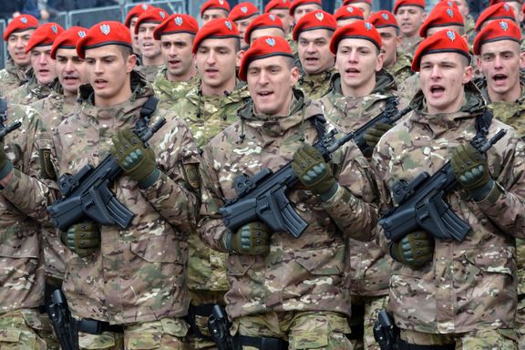 Bevæpnede soldater marsjerte på dagen det ikke er lov å feire. FN og EU frykter ny blodig konflikt. 