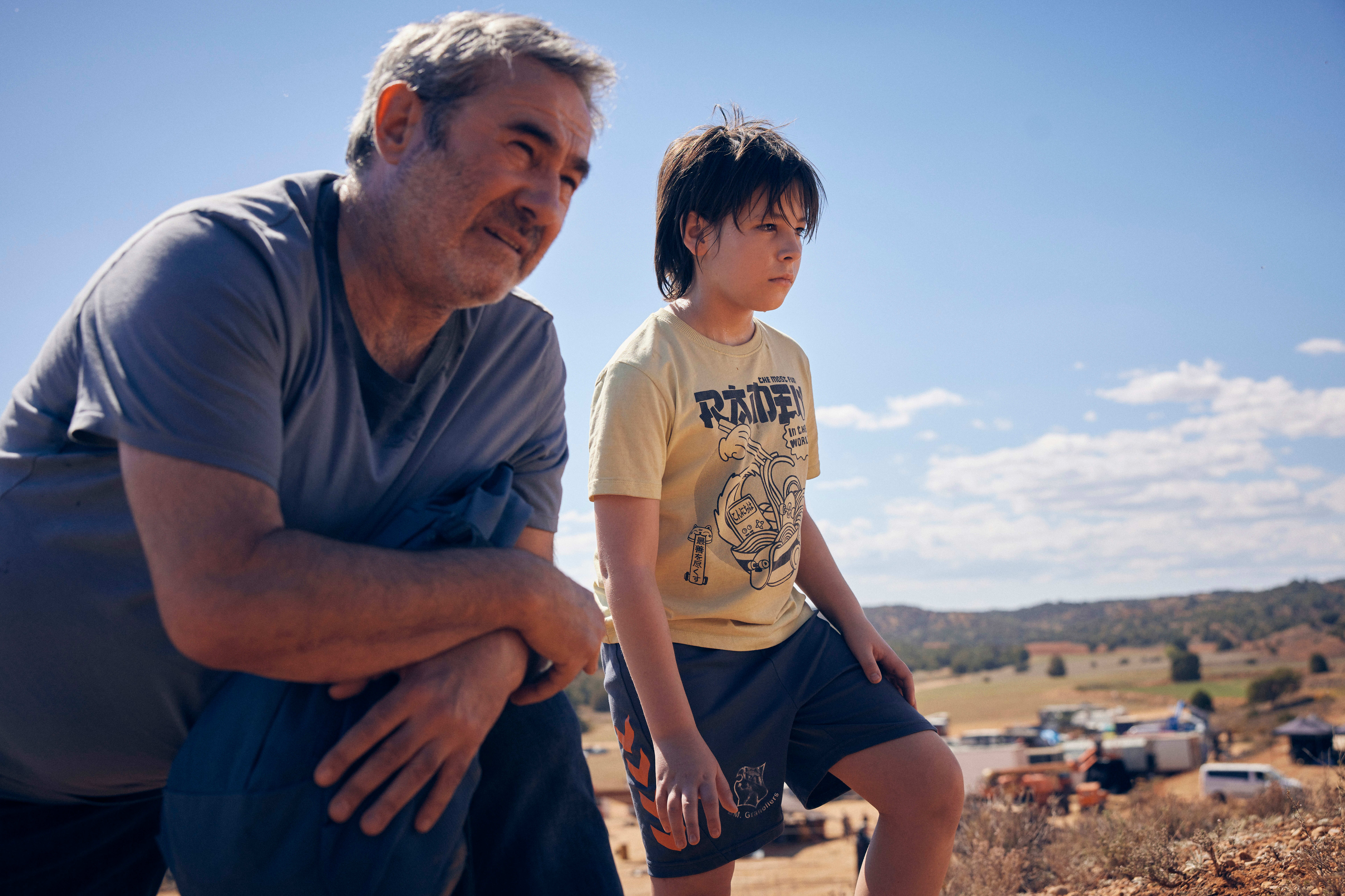 Pappa Luis (Sergi López) og sønnen Estaban (Bruno Núñez Arjona) leter etter storesøster Mar på et rave i Marokko.