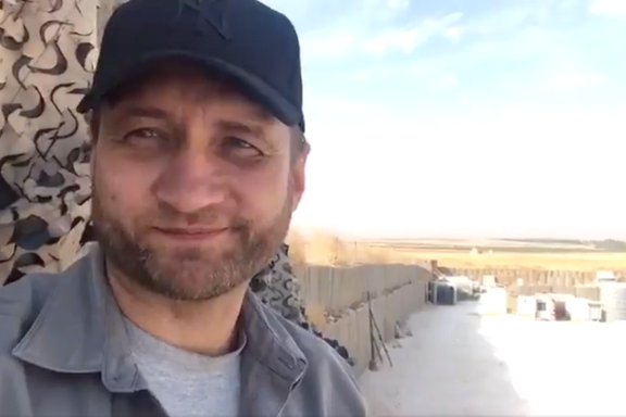 Her viser den russiske journalisten frem det han sier er en forlatt amerikansk militærbase i Syria