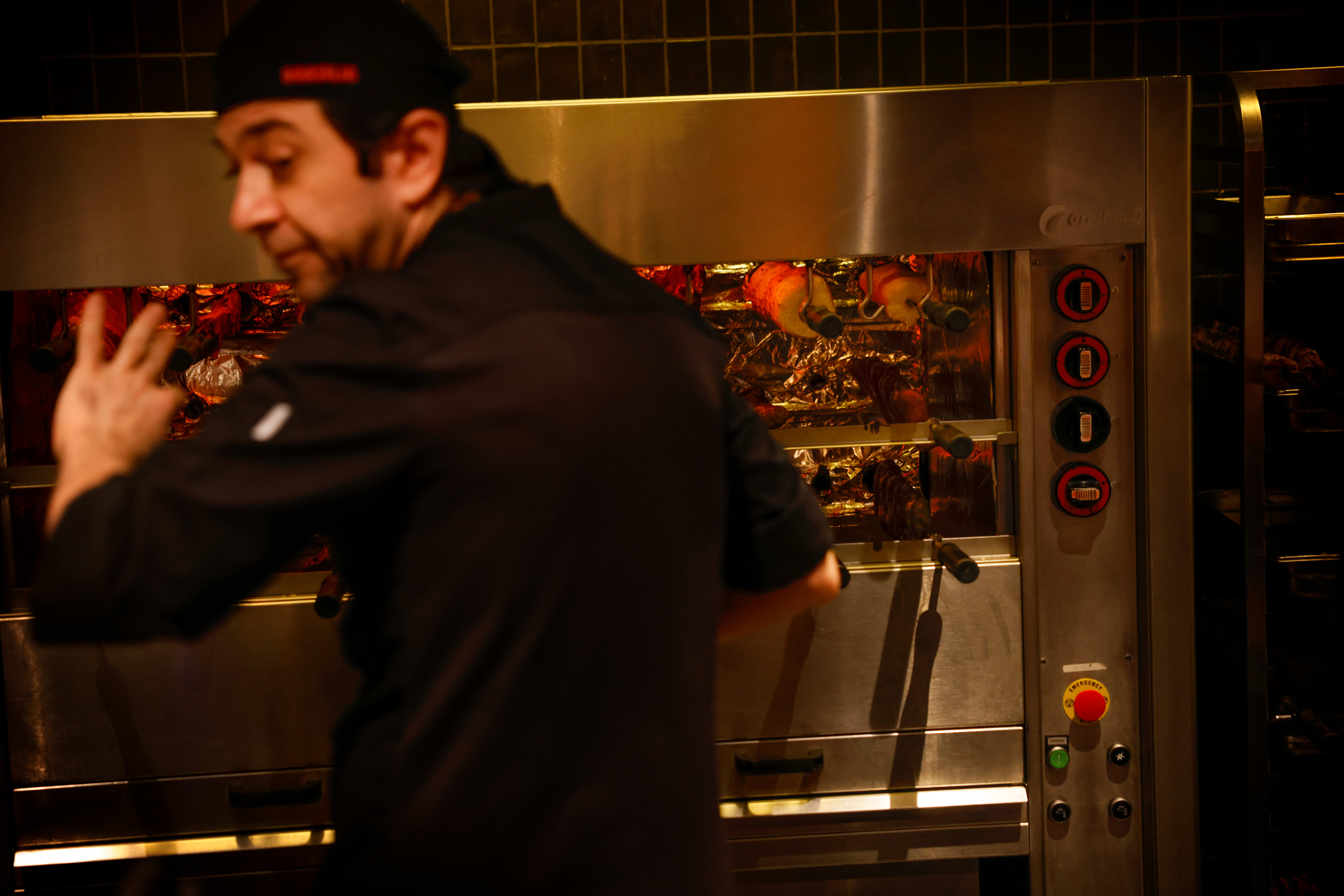 En gaucho på jobb ved grillen.