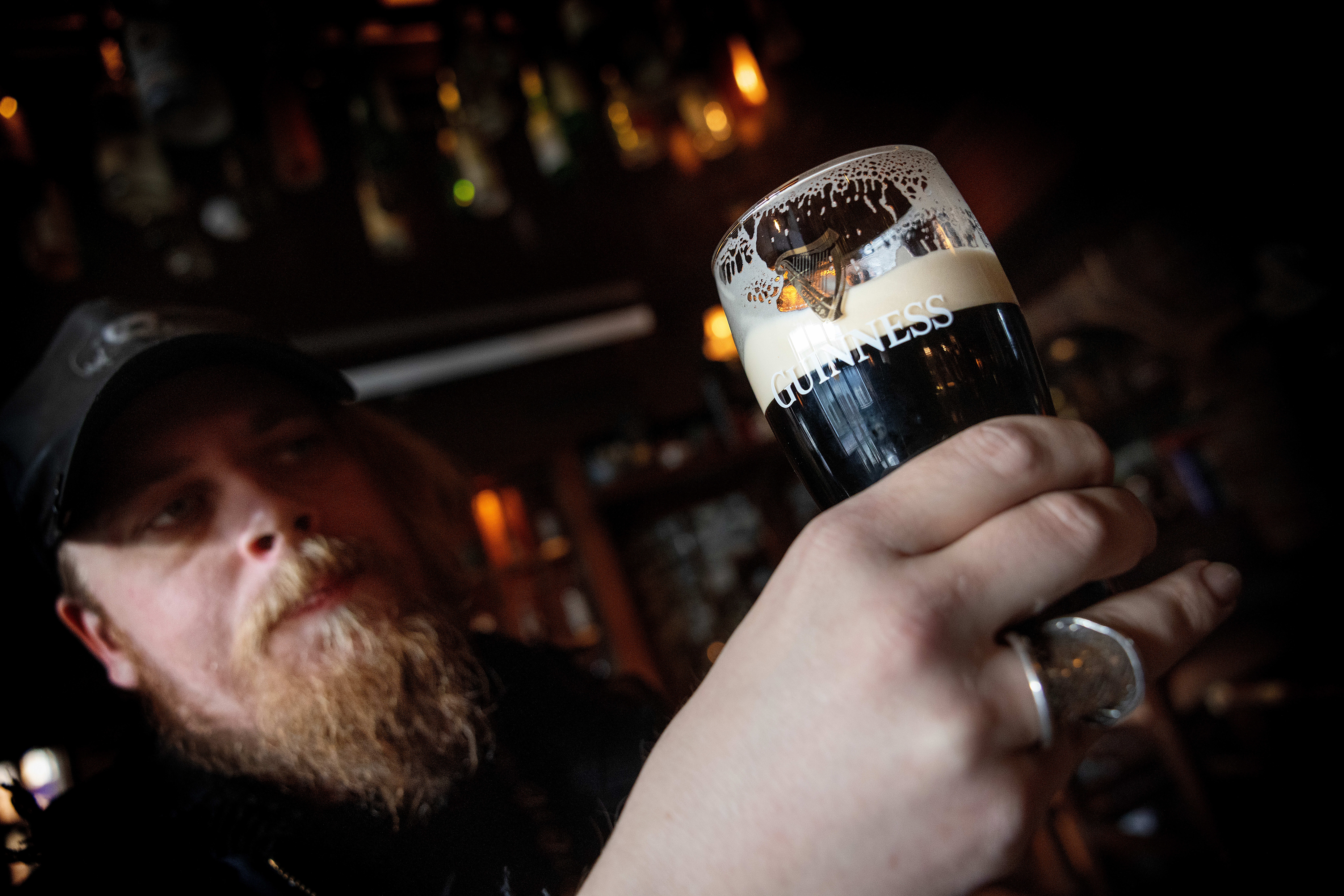 Kjenner du ikke til begrepet «splitte g-en»? Det er så enkelt at den første slurken av ølen skal være perfekt stor. Du skal drikke akkurat så mye at ølet treffer i mellomrommet til g-en på glasset når det settes ned igjen. Det er ikke lov å se.