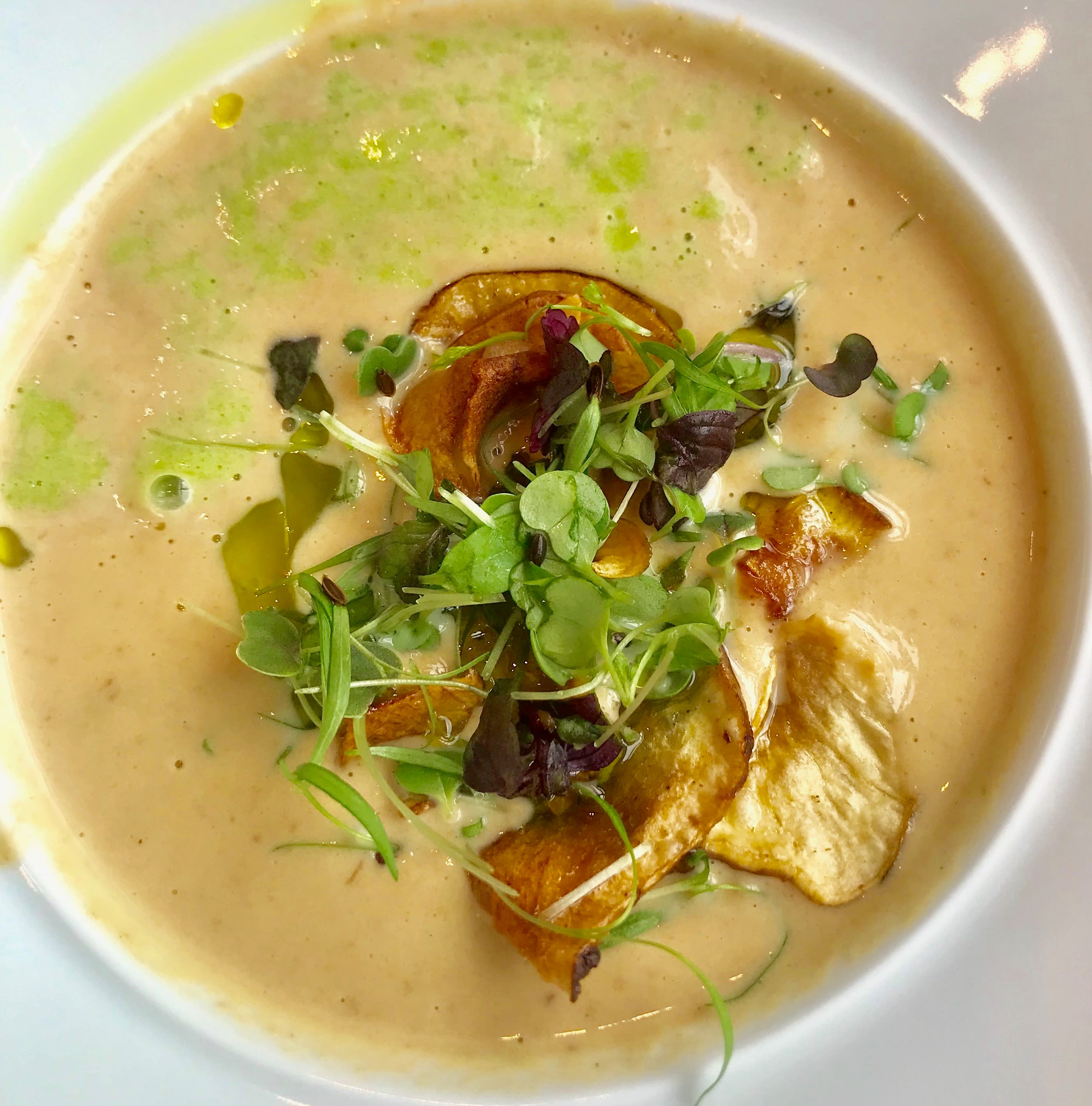 God kantarellsuppe med jordskokkchips.