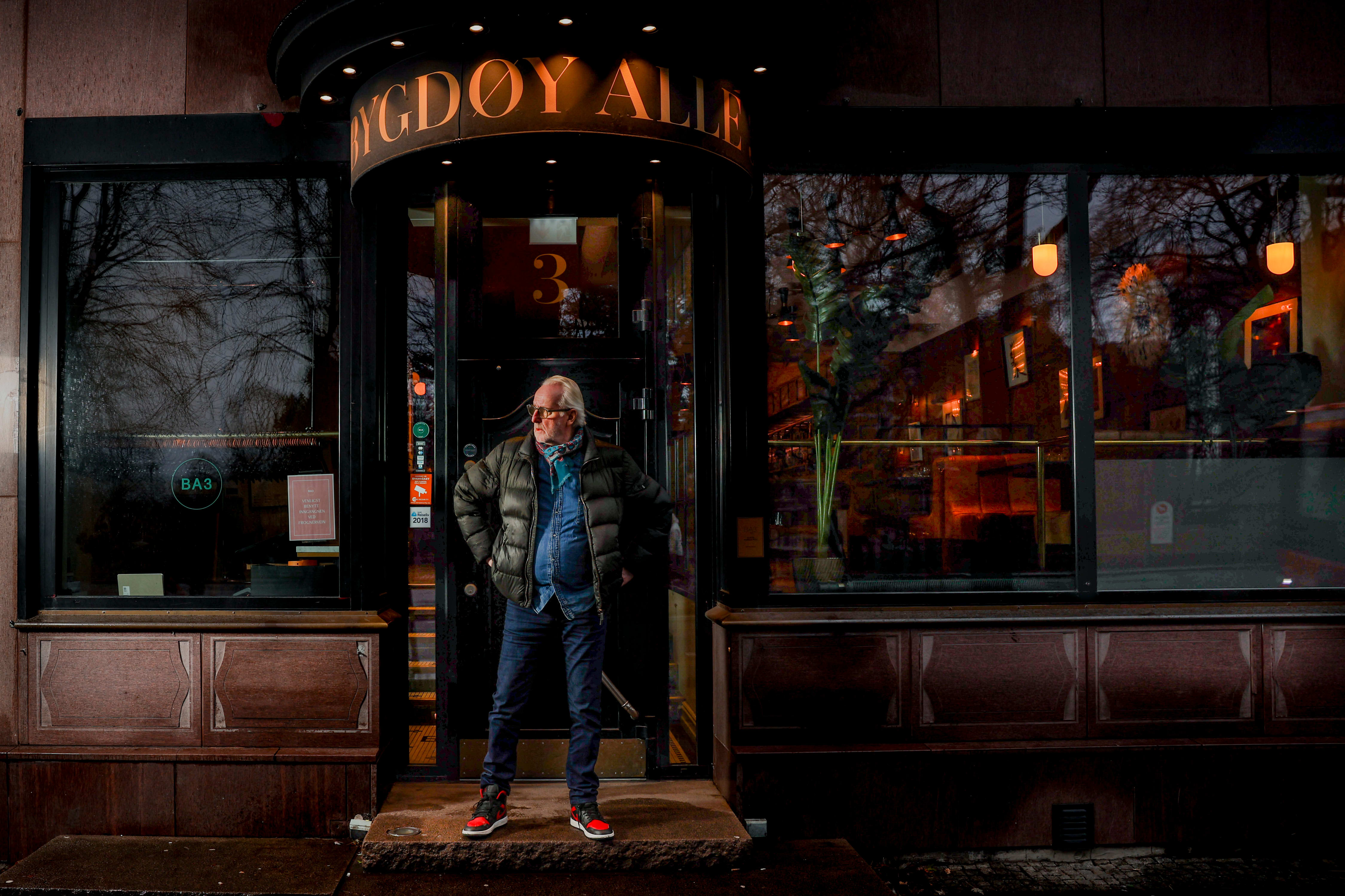 Hellstrøm poserer utenfor utestedet BA3. Dette var tidligere inngangsdøren til restauranten Bagatelle. 