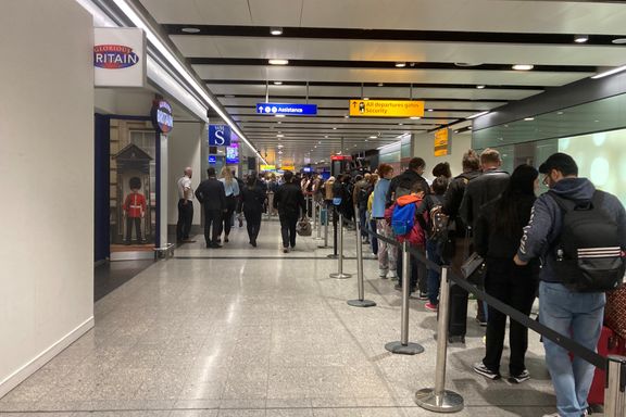 Flykaos: Britisk minister ber flyselskaper slutte å selge billetter 