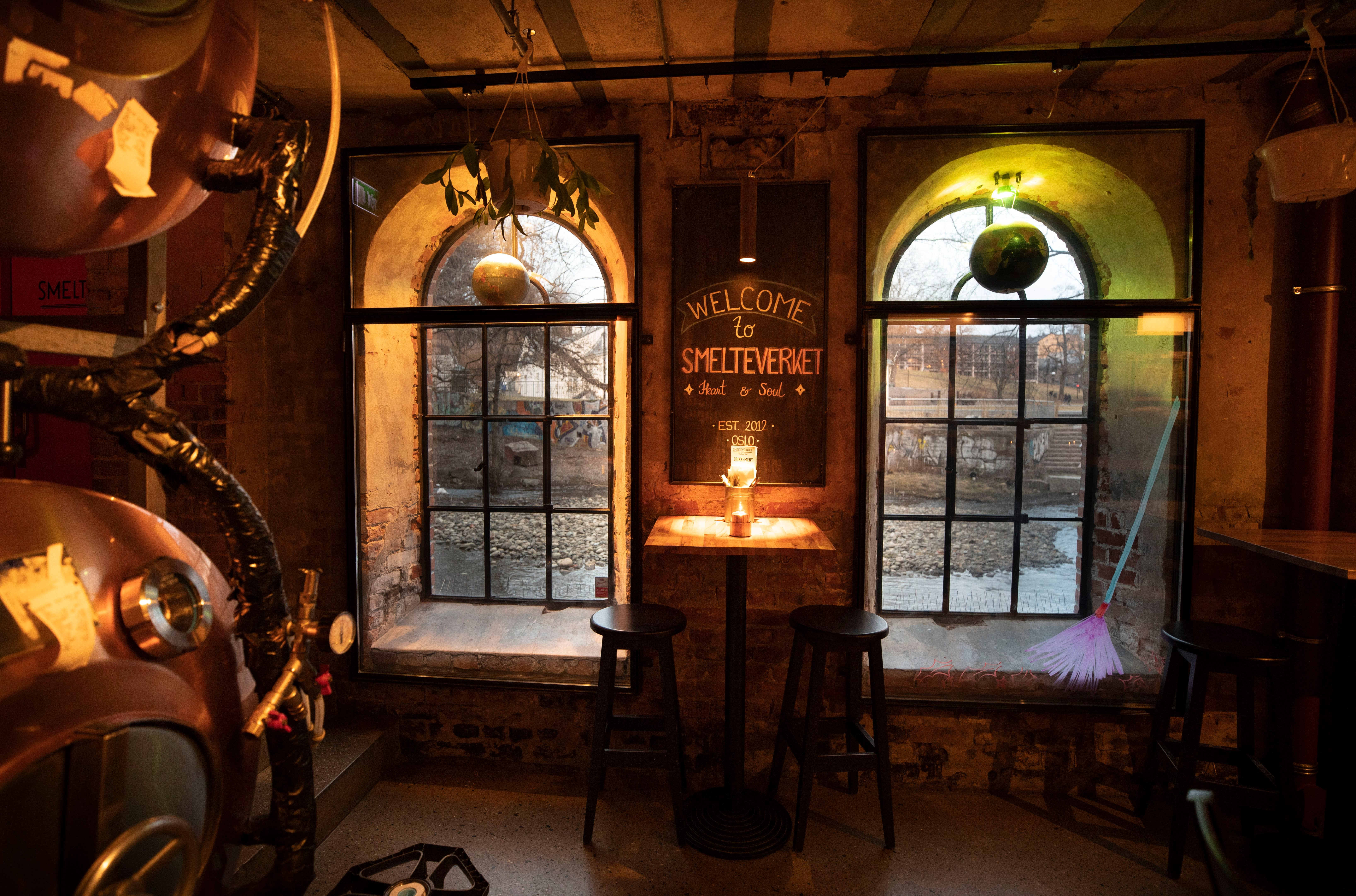 Utenfor vinduene til Smelteverket renner Akerselva bedagelig.