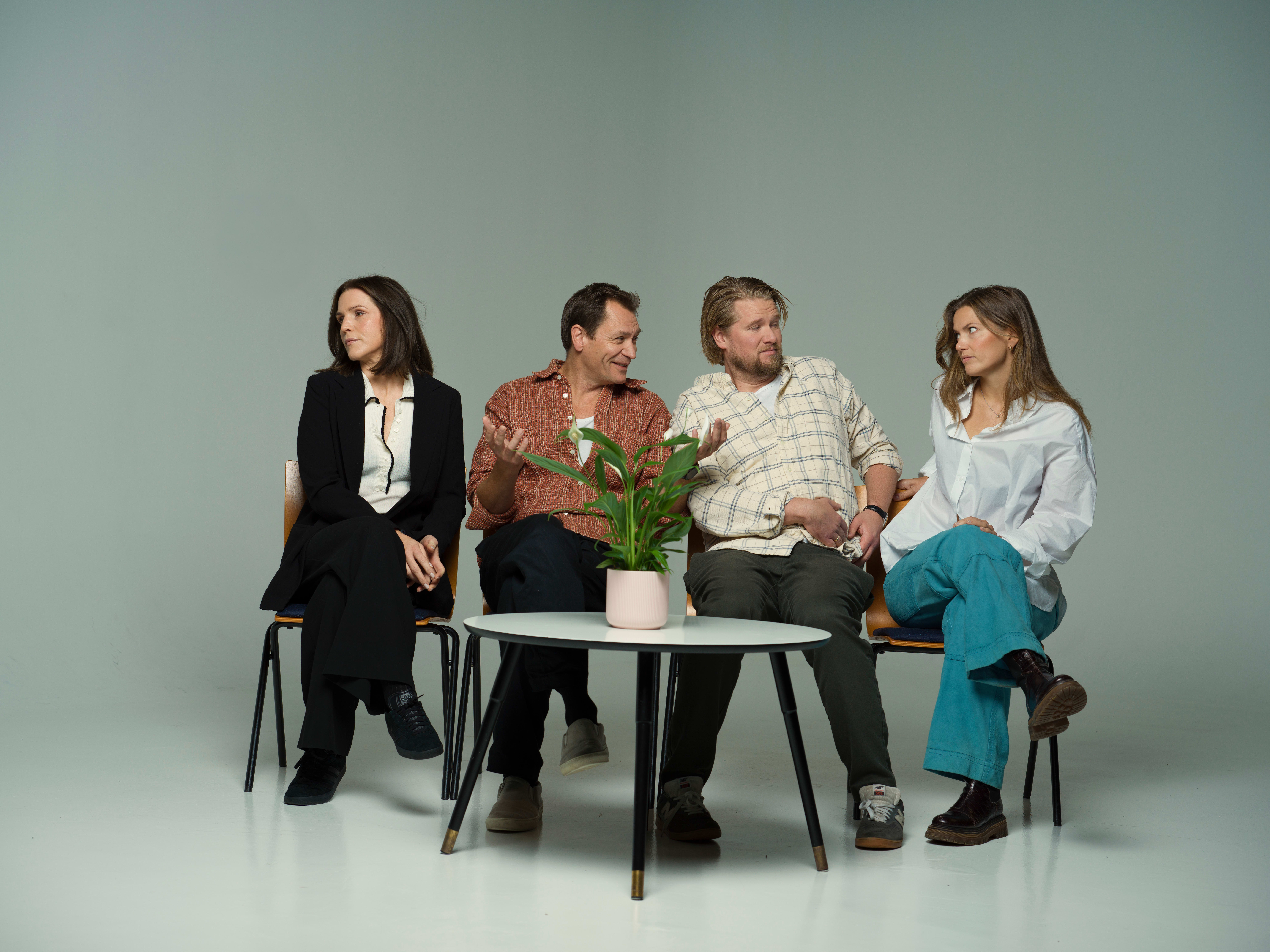 Alle spiller versjoner av seg selv: Gina Fjellheim Kjerstad, Per Kjerstad, Ole Christoffer Ertvaag,  og Åse Godal