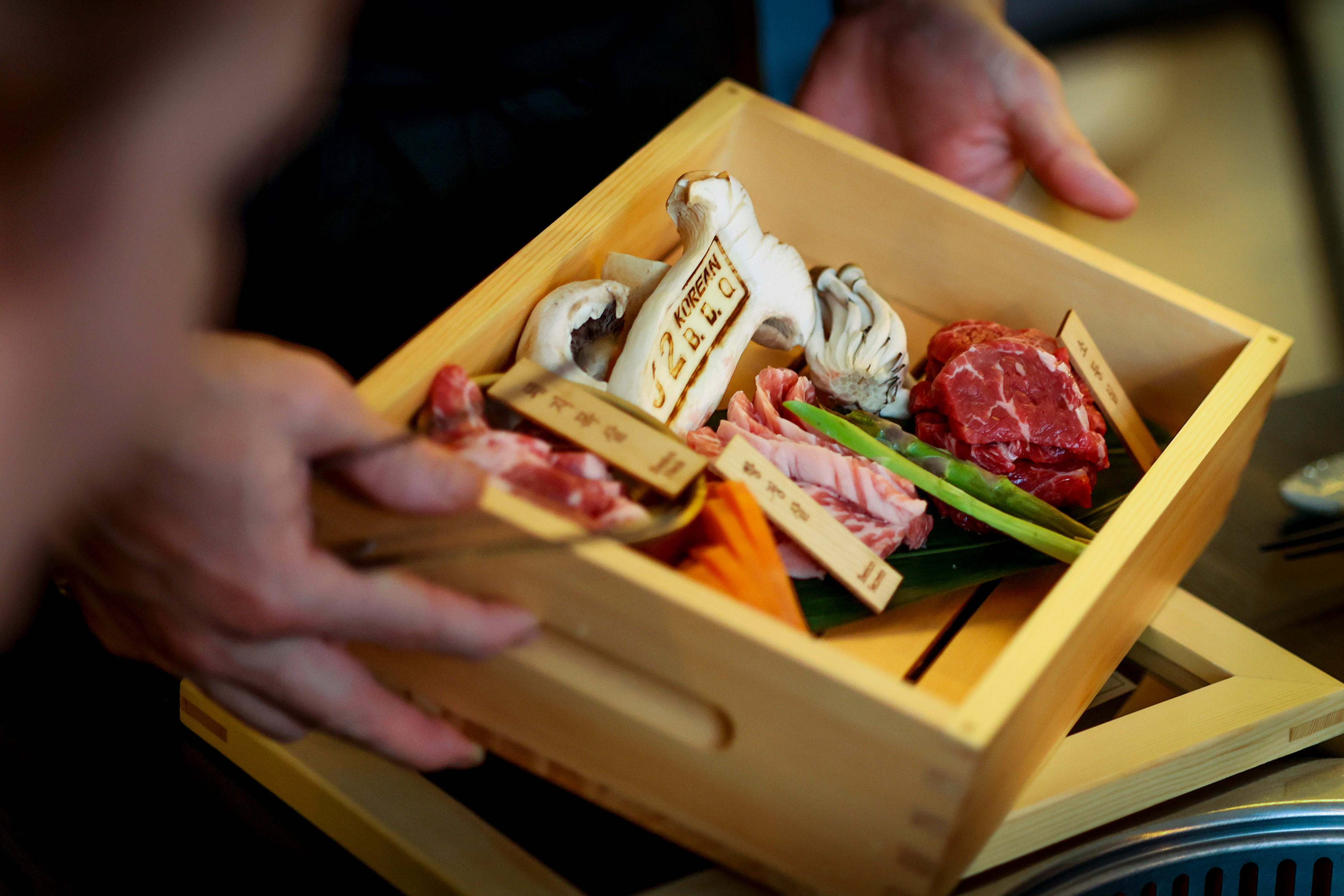 En boks av deilige råvarer kommer frem under måltidets hovedakt. 