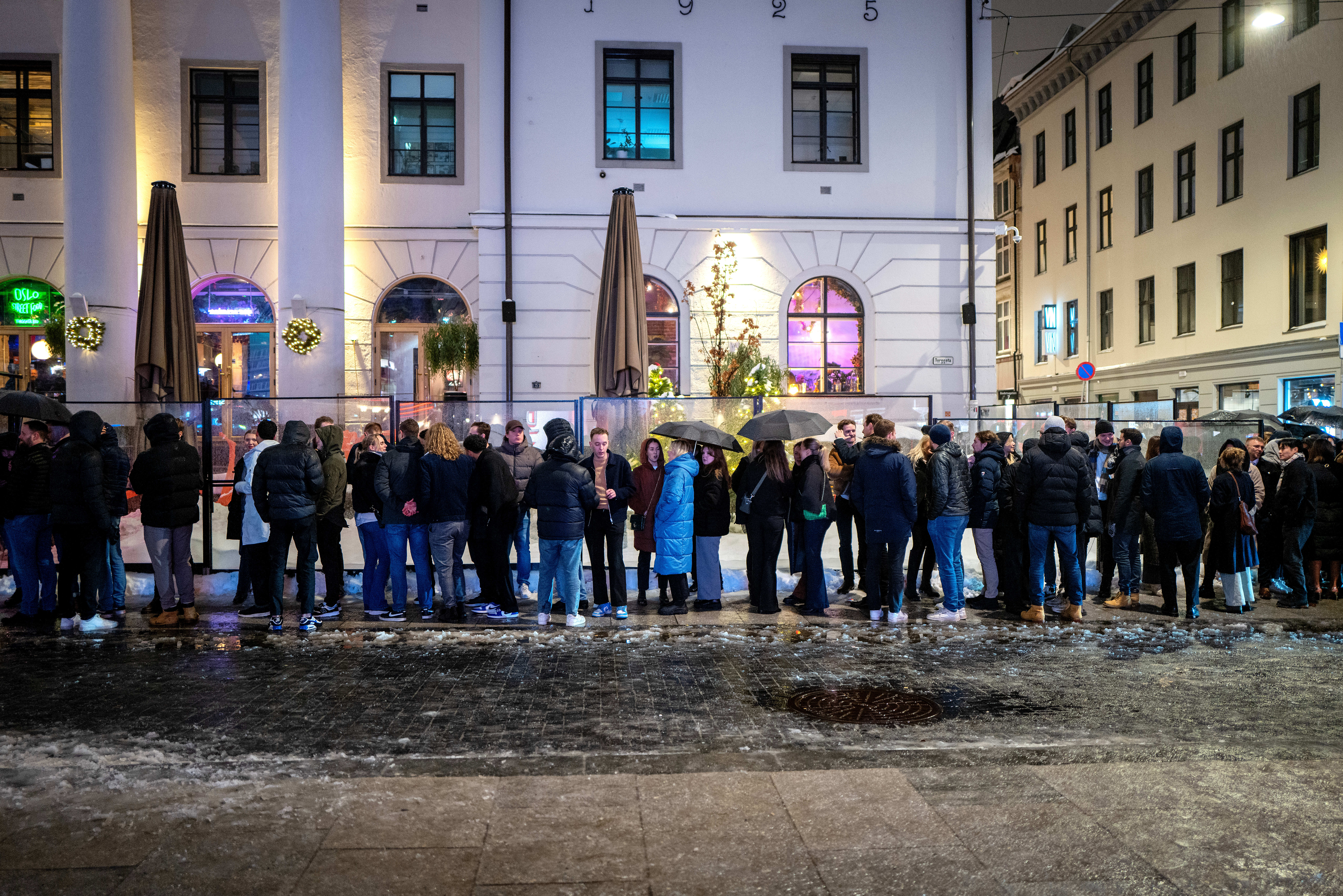 Når dagen blir til kveld, forvandles Oslo Street Food fra mathall til svært populært utested. Bildet er fra første lørdagen i jaunar 2023.