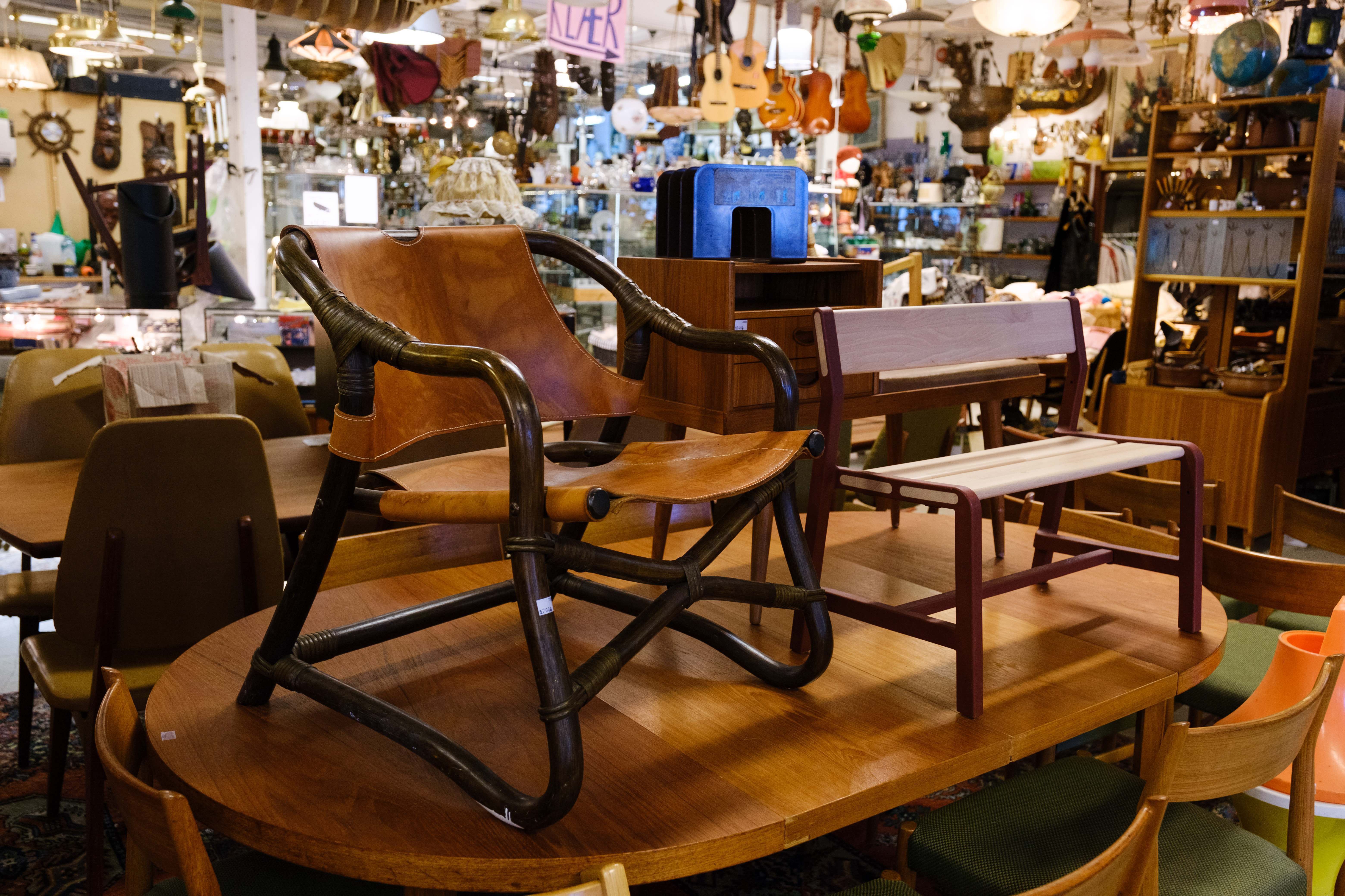 Hva med disse unike sitteapparatene? Antikkvarehuset tilbyr også hjemlevering. 