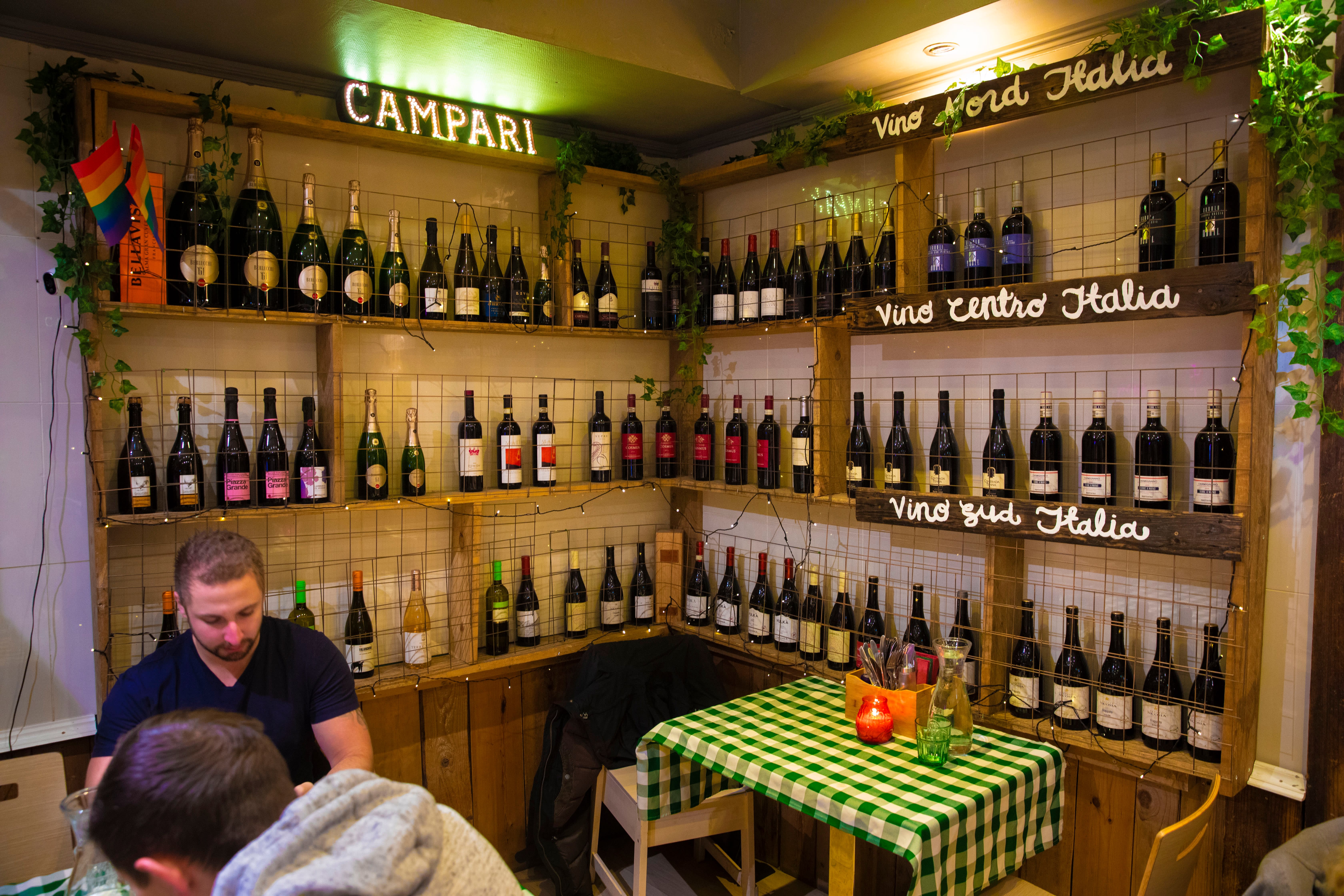 Italiensk vin hører med til et måltid på Mamma pizza.