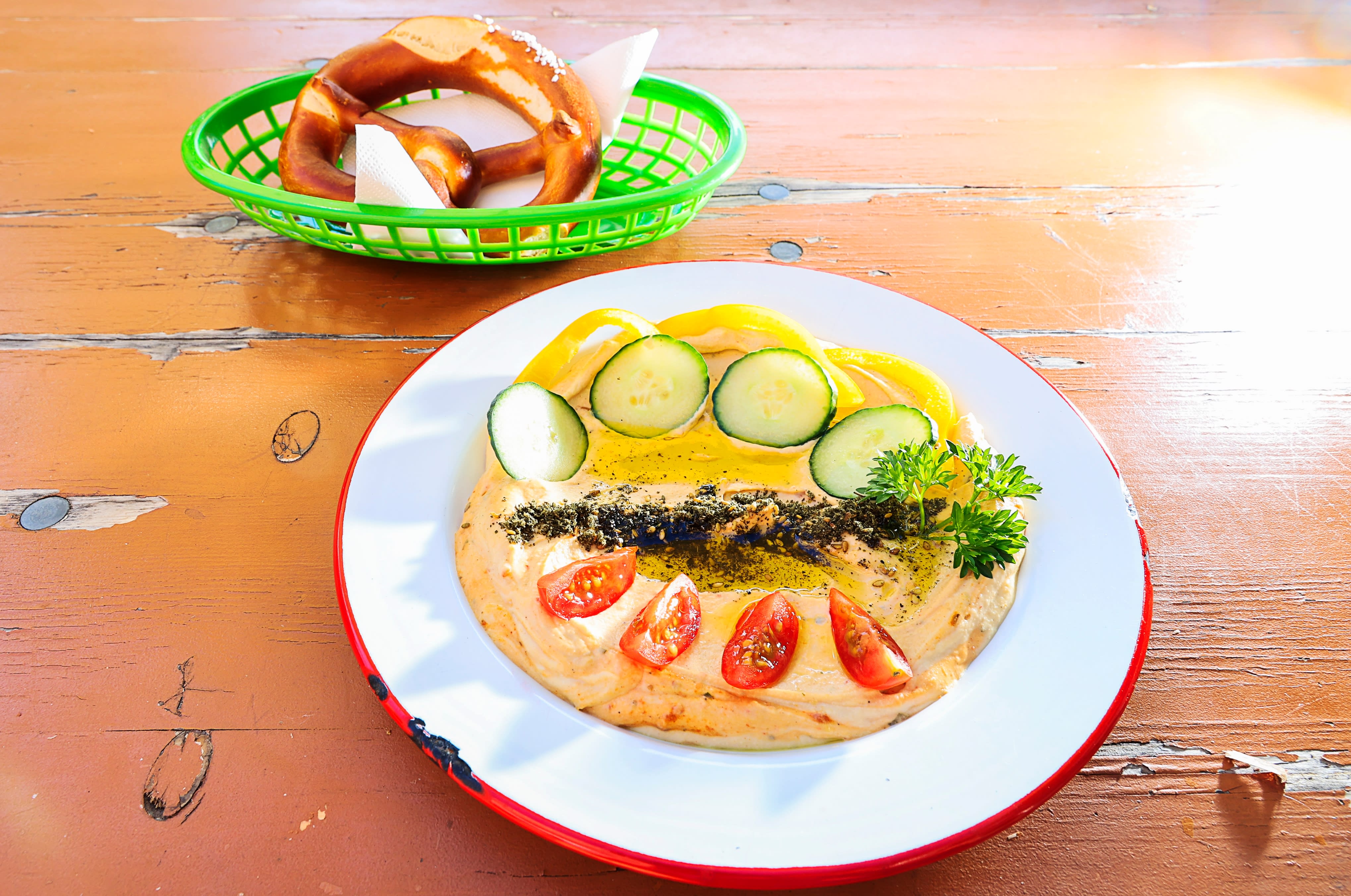 Litt Tyskland, litt Midtøsten: hummus med pretzel. 