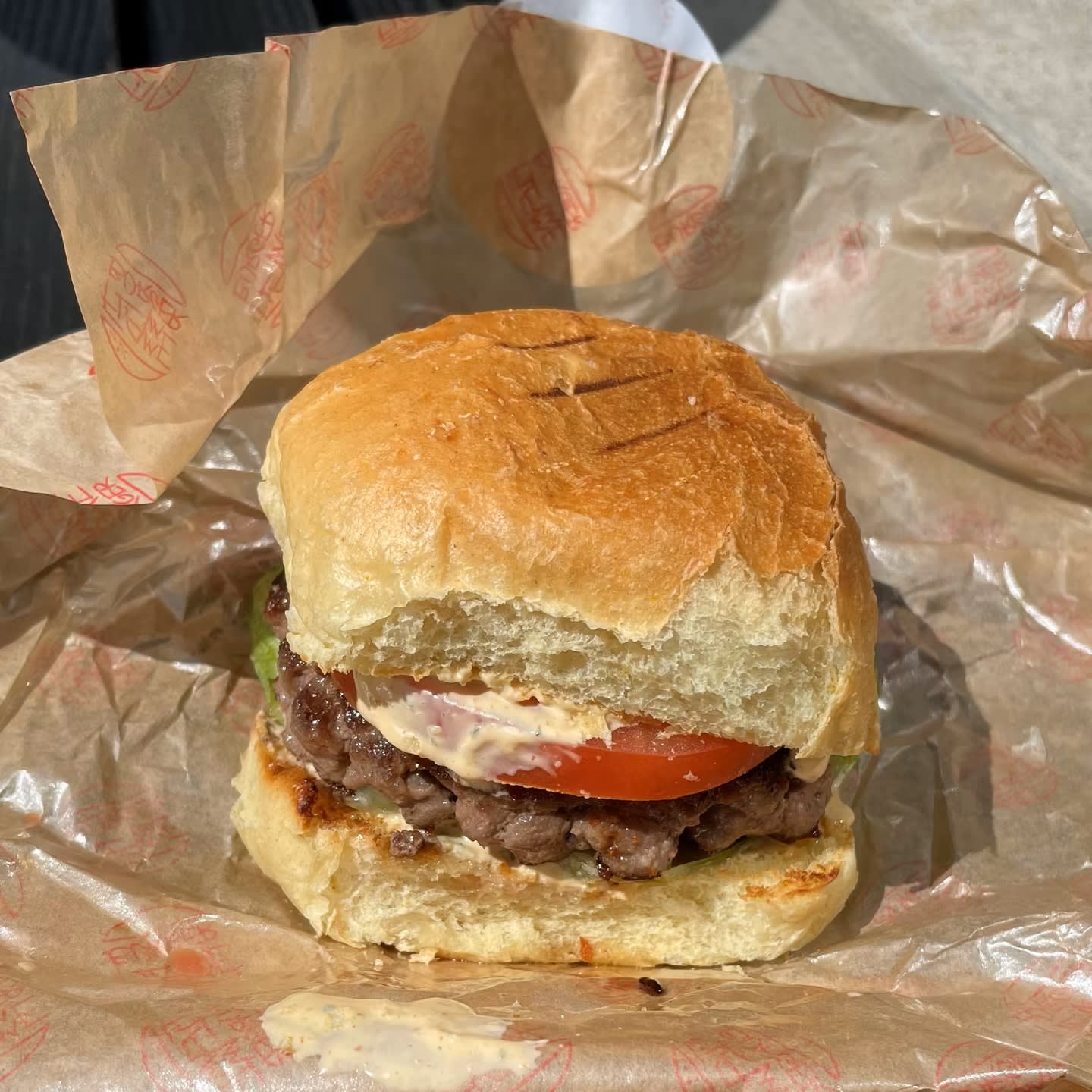 Flammende kjærlighet fra første bitt: Flamme burger.