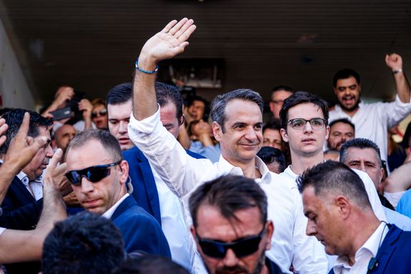 Hellas statsminister erkjenner valgnederlag. Etterfølgeren kommer fra landets svar på Kennedy-familien. 
