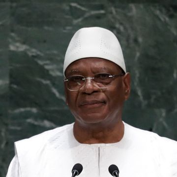 Malis president går av. Kuppmakerne lover å holde nyvalg. 