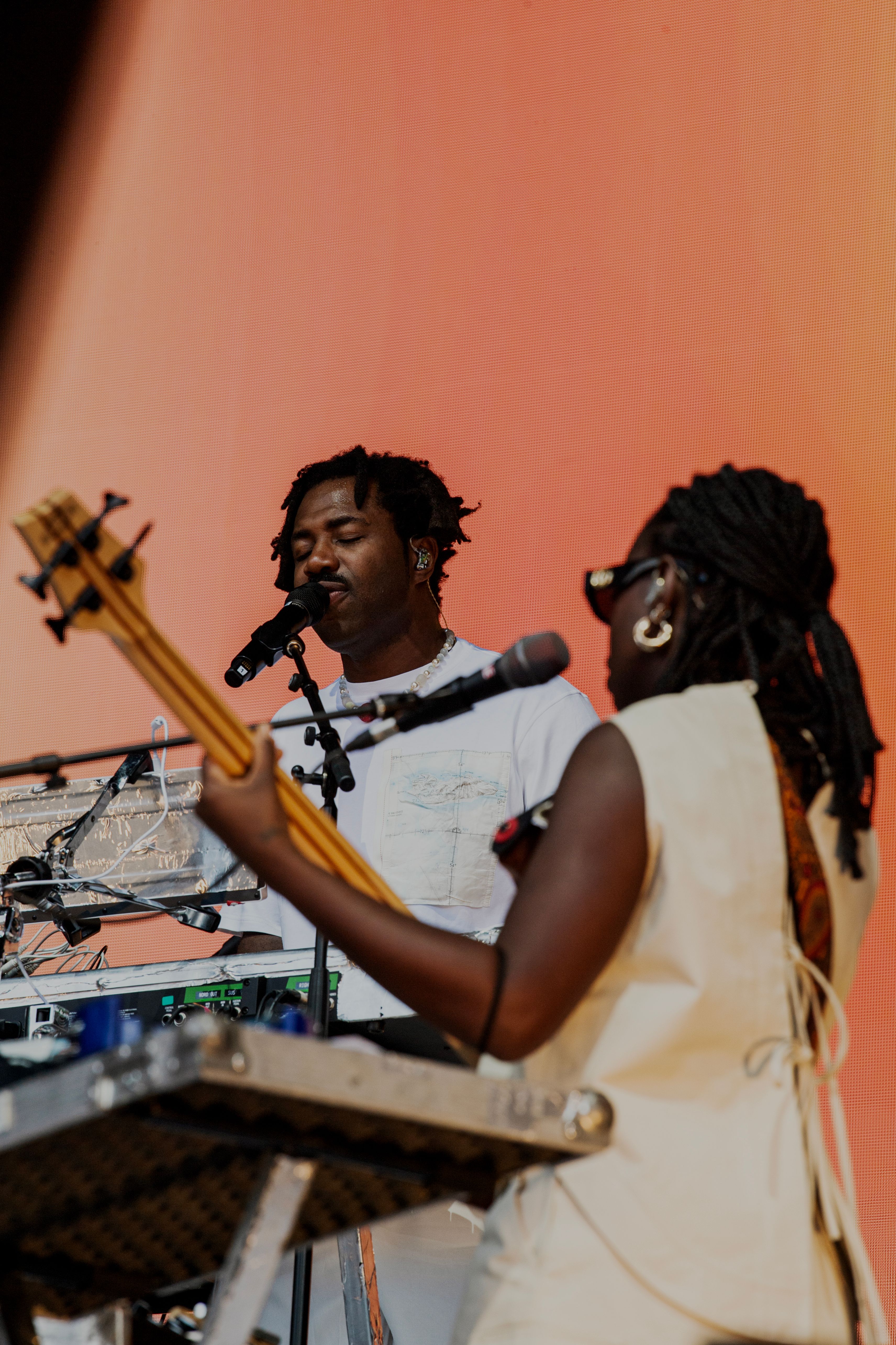 Sampha og en av hans musikere på Øya.