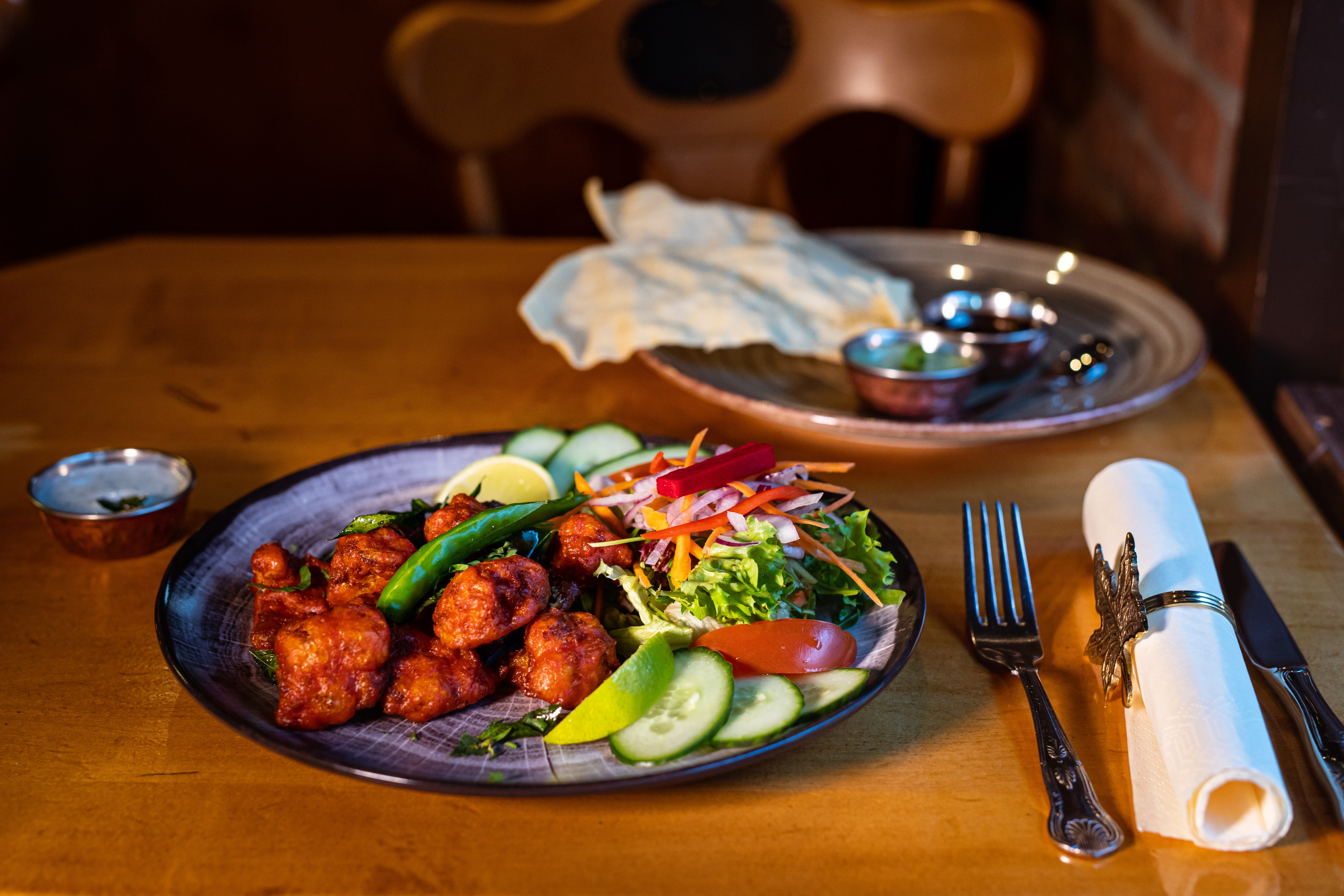 Gobi fry består av fritert blomkål med en salat og mintdressing ved siden.