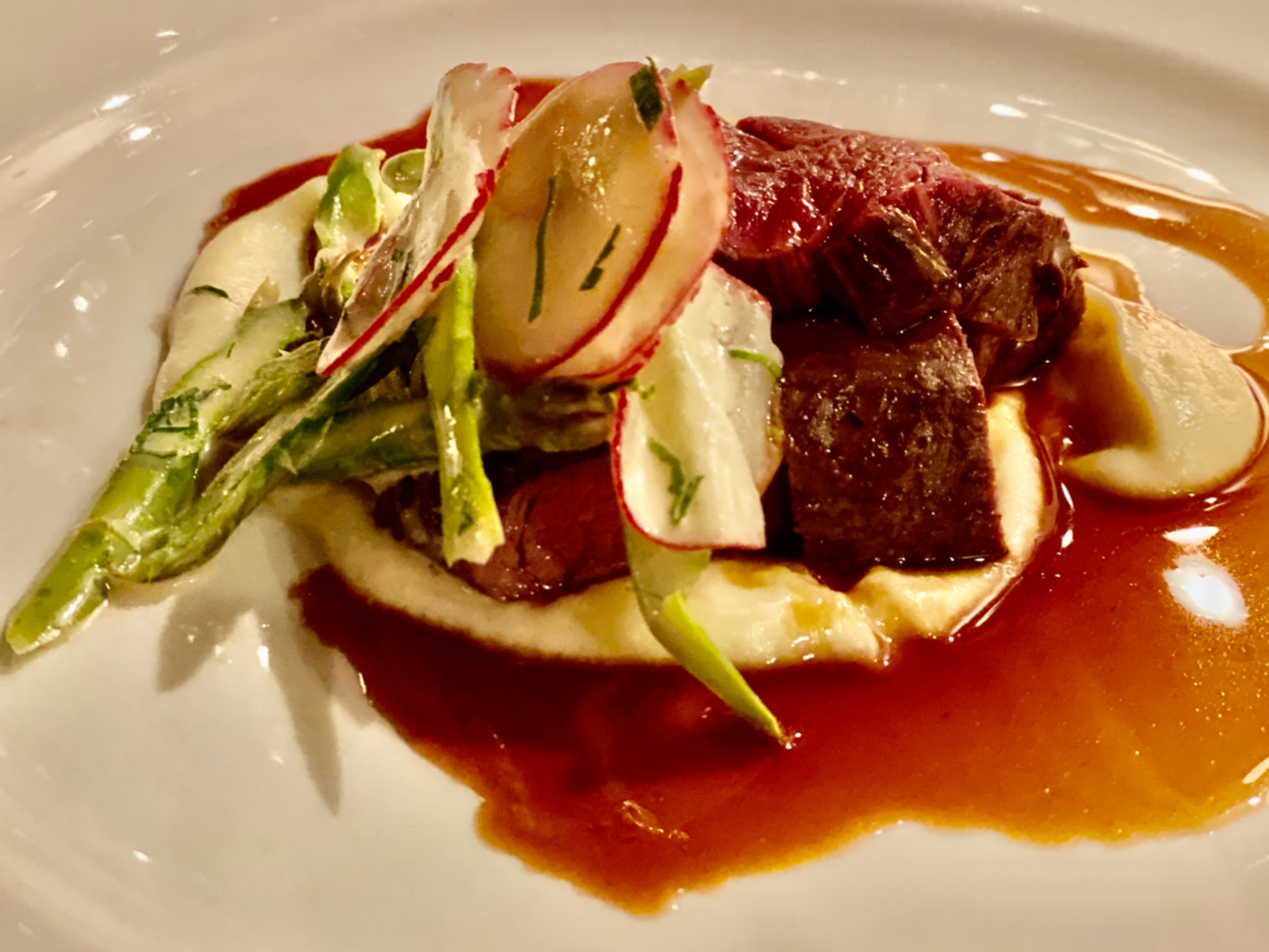 Nydelig rosastekt hjortefilet med blomkålpuré og kirsebærsaus.