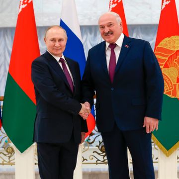Putin på sjeldent statsbesøk i Belarus – Ukraina advarer om mulig angrep fra nord
