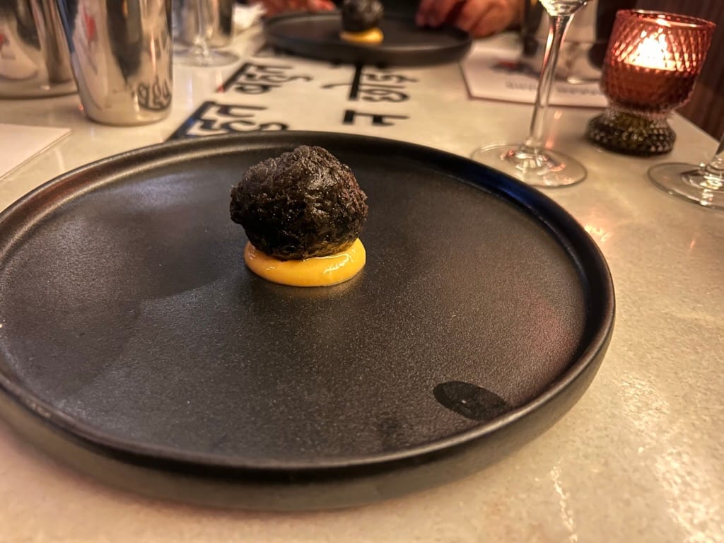 «Charcoal» heter denne signaturretten. Den er blant kveldens aller beste, med et knasende ytre og varmt, krydret fyll. 