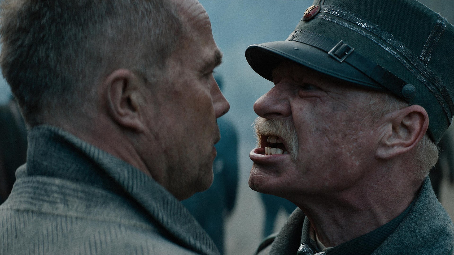 Major Bjørn Sunde (Eivind Sander) og Fredrik Haslund (Jon Øigarden) krangler ofte om hva som er riktig strategi og lederstil. 