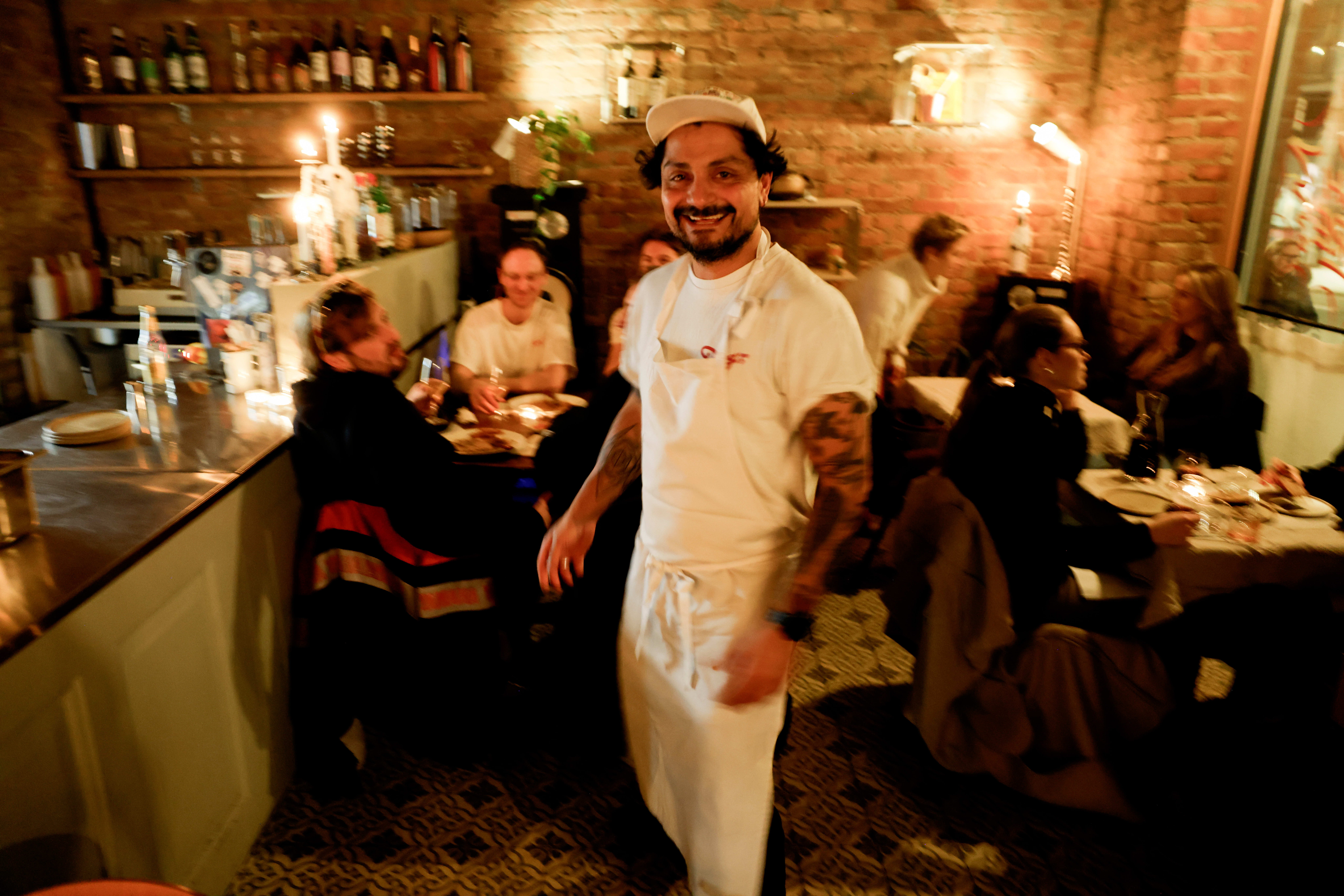 Nud Dudhia midt i sitt nyeste prosjekt.